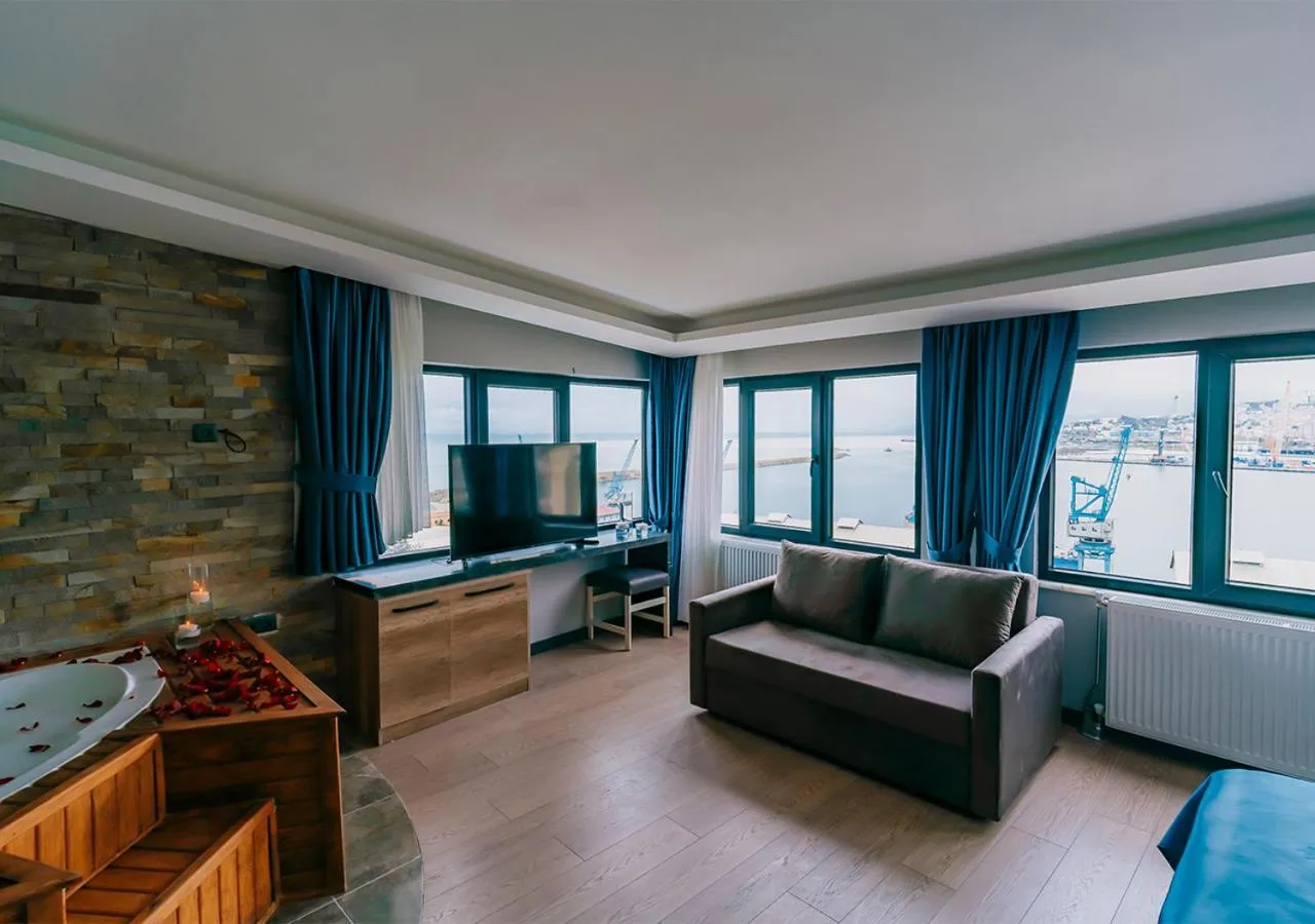 Communal lounge/ TV room in City Port Hotel Trabzon