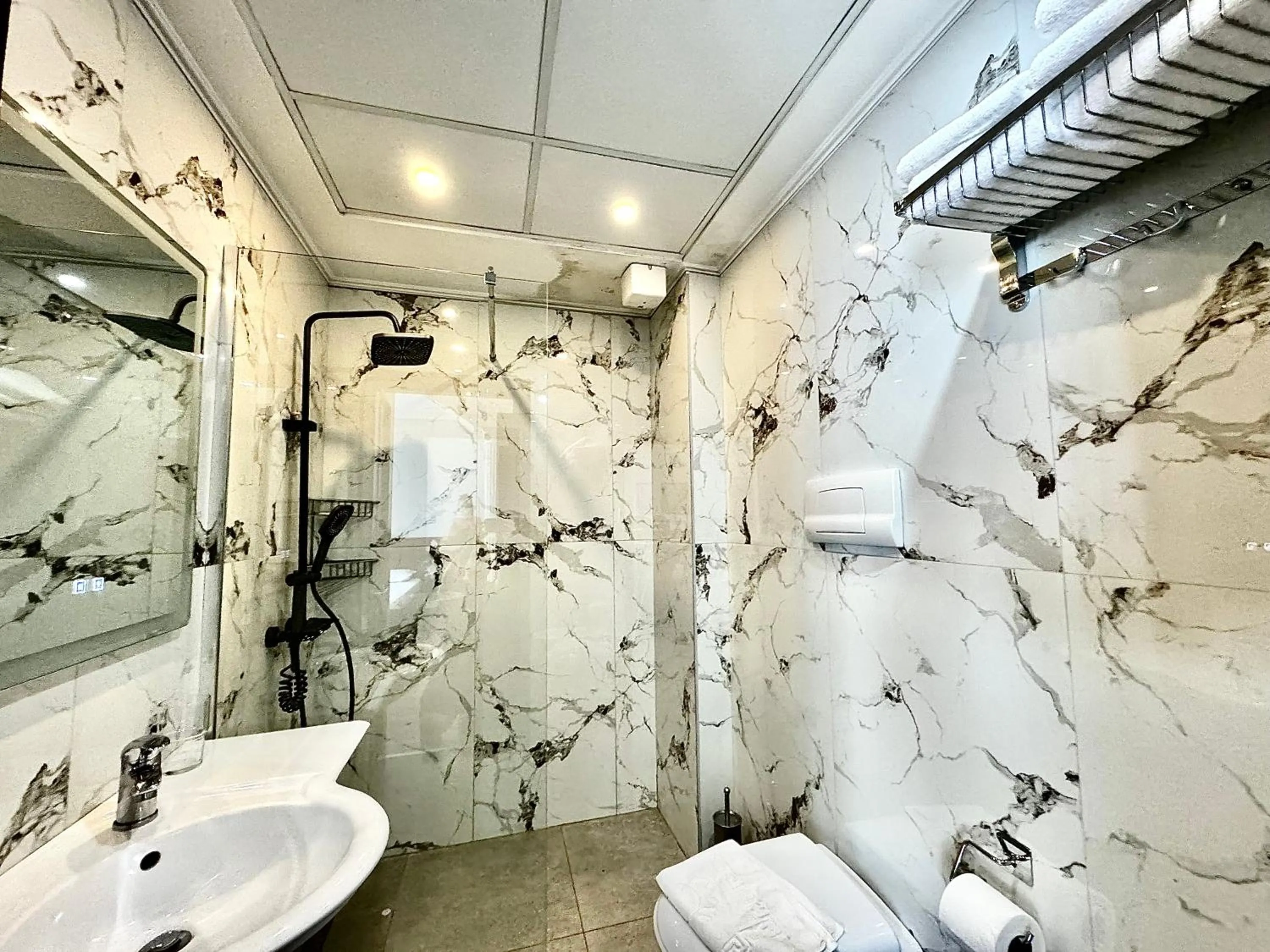 Shower in Vila Duraku