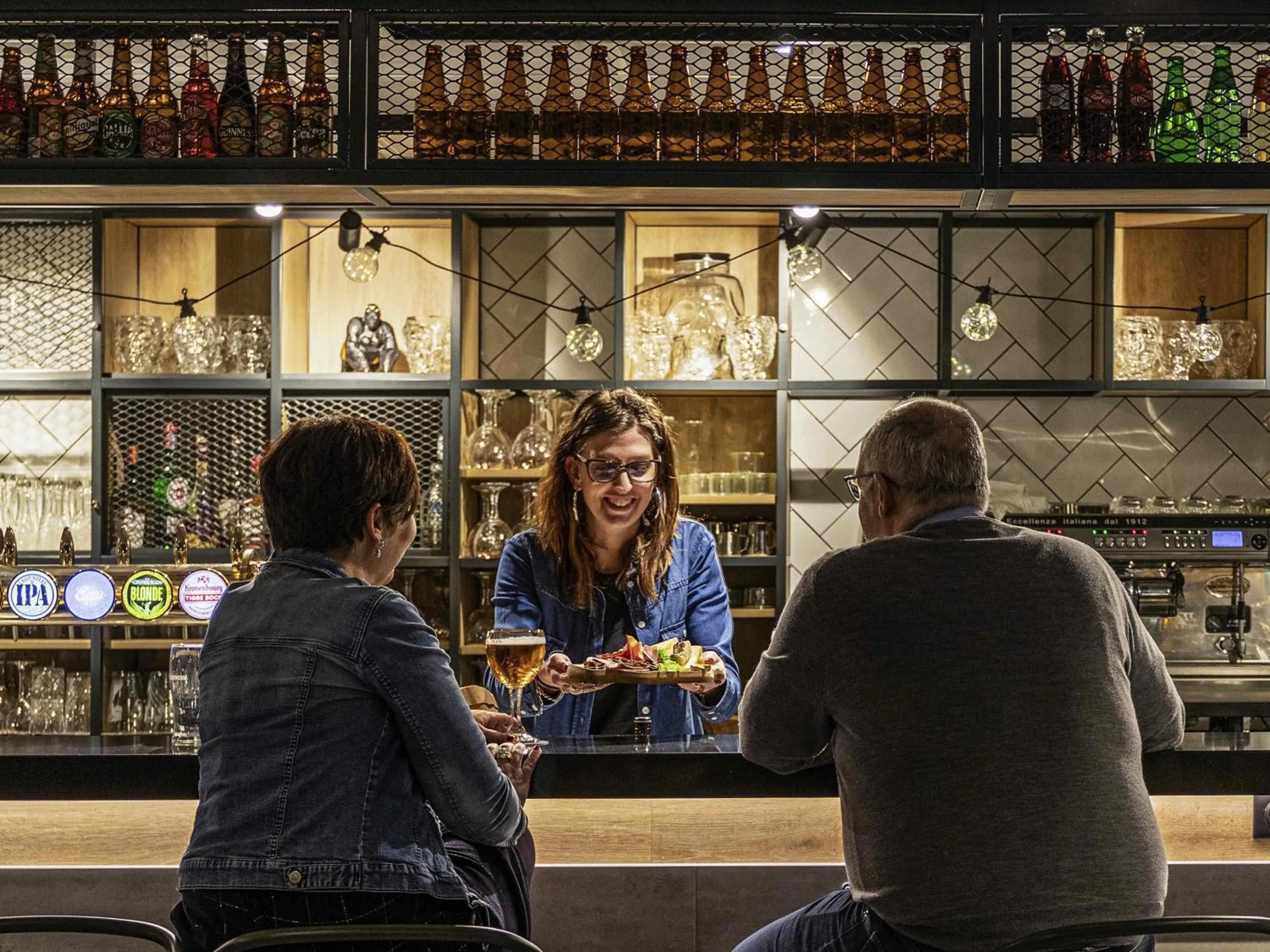 Lounge or bar in ibis Nanterre La Défense