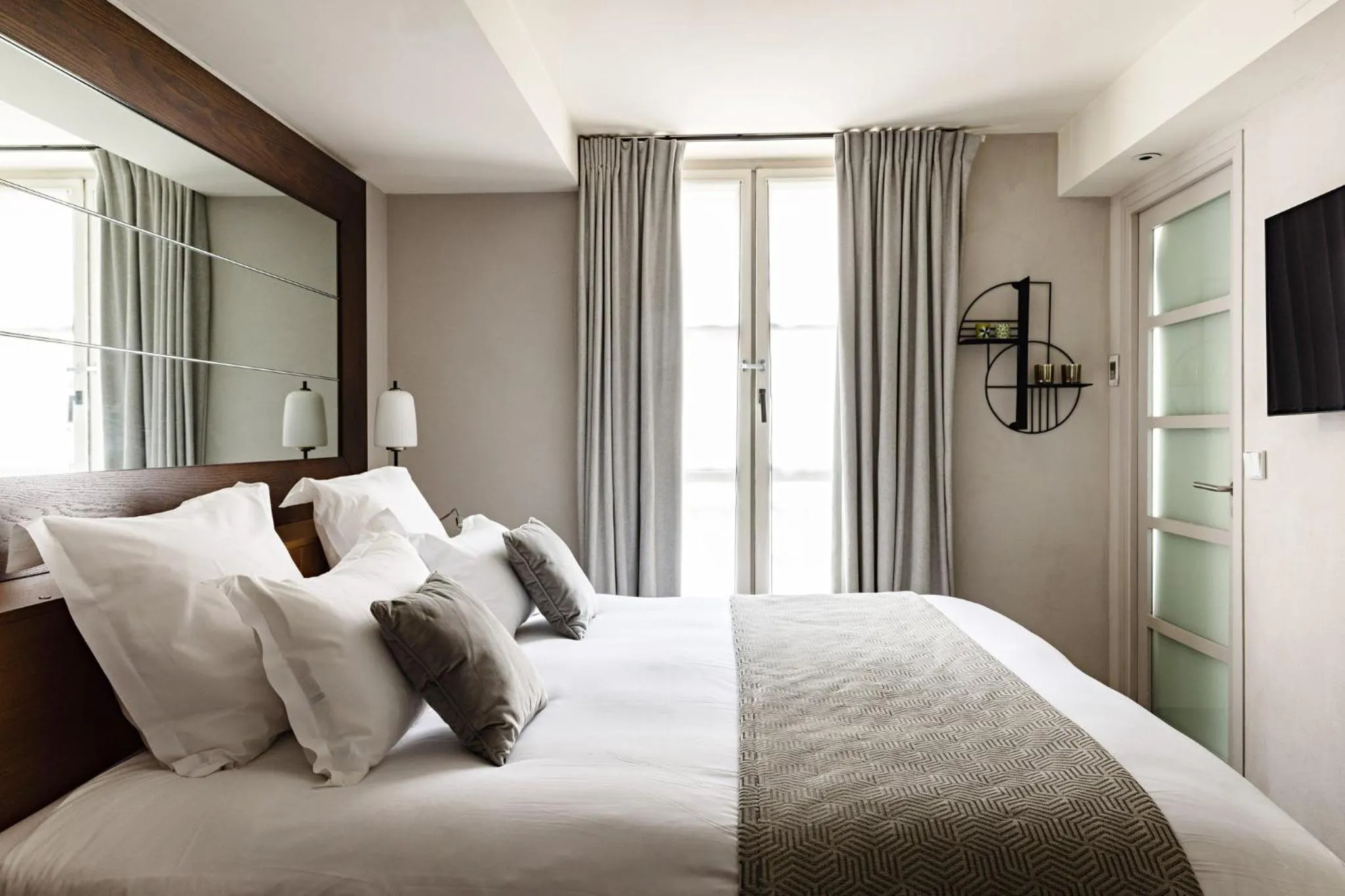 Photo of the whole room, Bed in Holiday Inn Paris Palais de l'Elysée by IHG