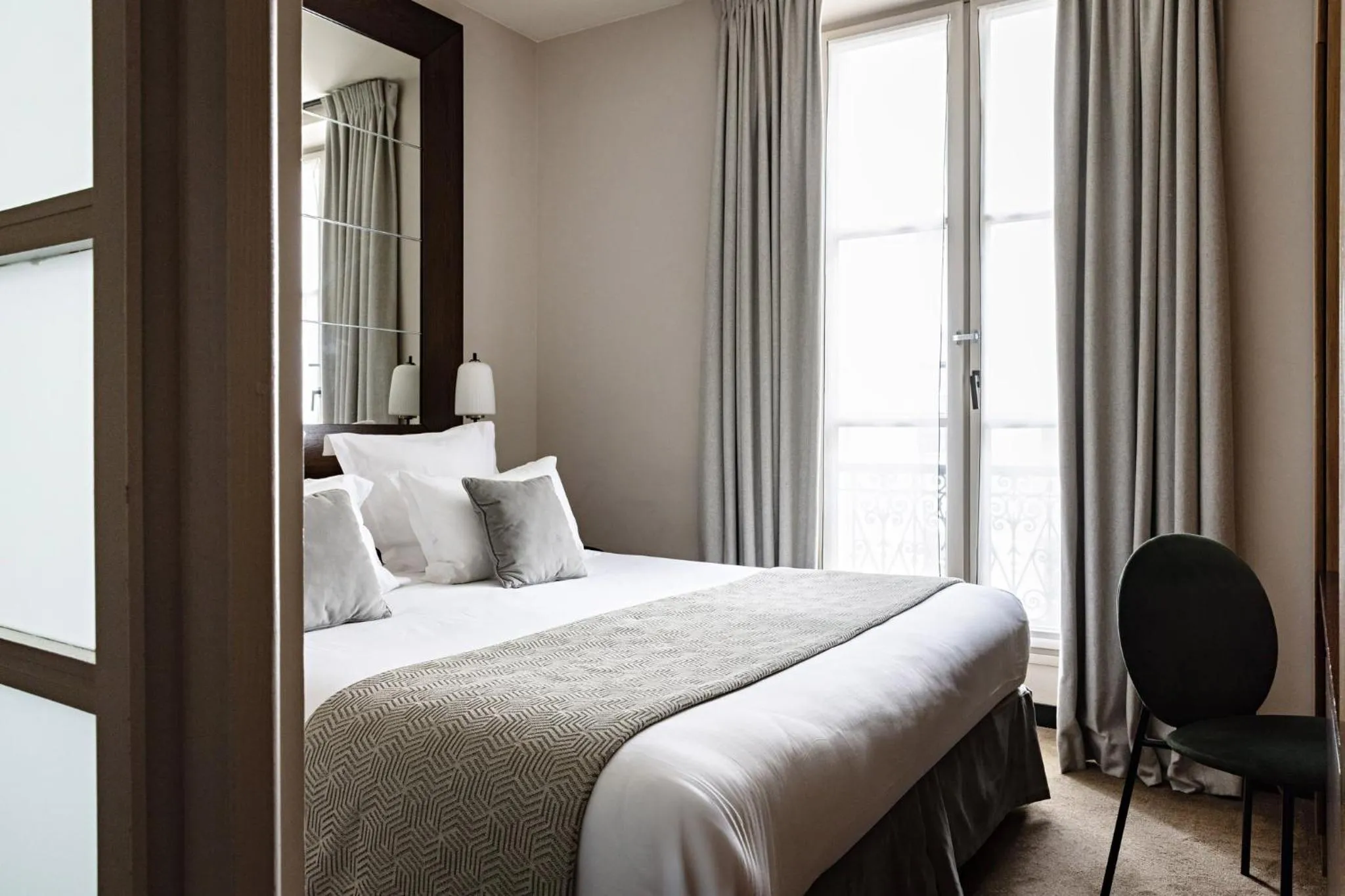 Photo of the whole room, Bed in Holiday Inn Paris Palais de l'Elysée by IHG