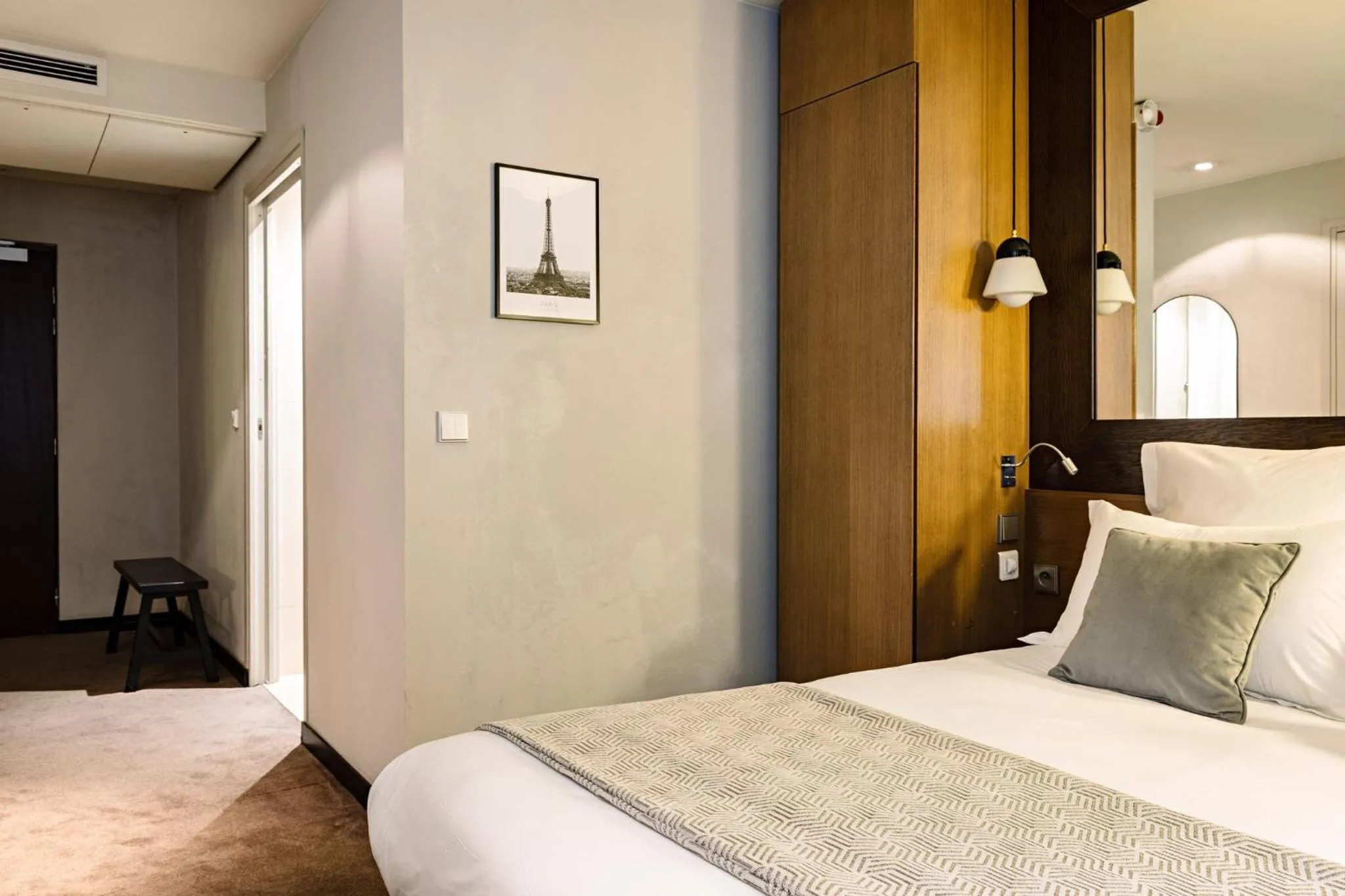 Photo of the whole room, Bed in Holiday Inn Paris Palais de l'Elysée by IHG