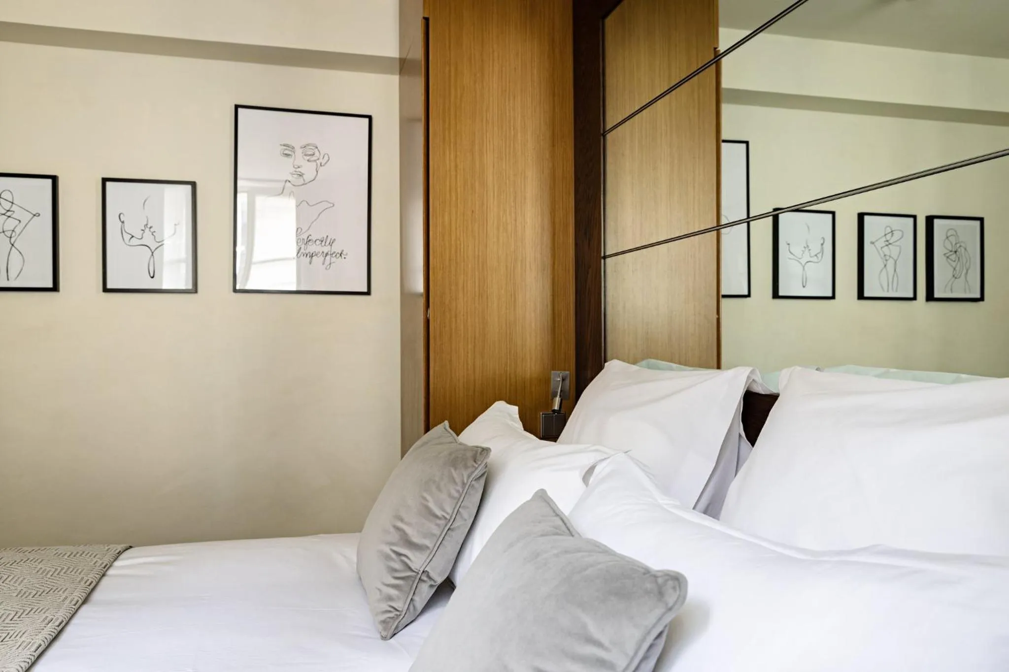 Photo of the whole room, Bed in Holiday Inn Paris Palais de l'Elysée by IHG