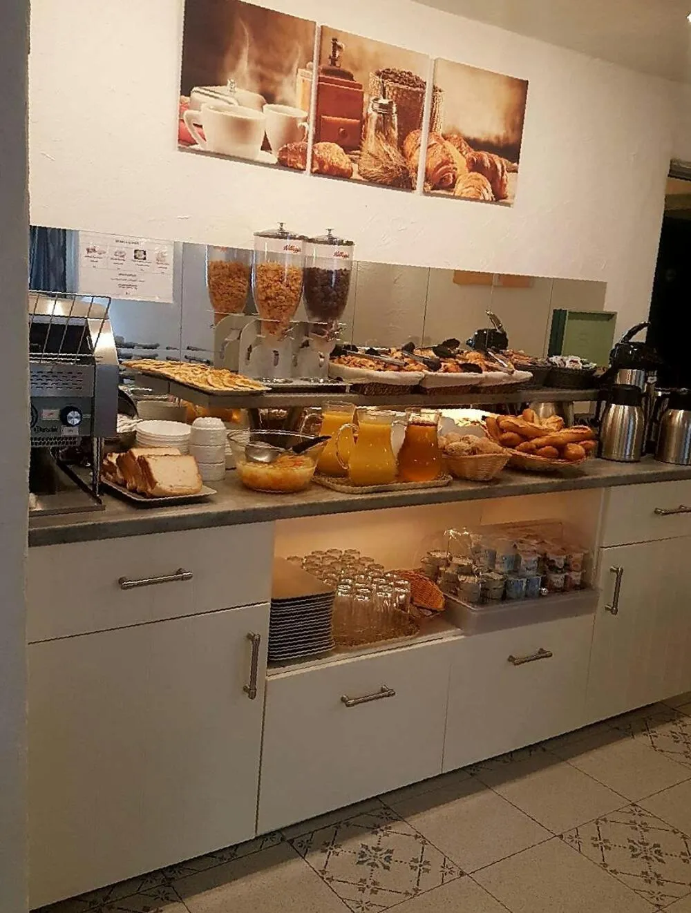 Buffet breakfast in Hotel Les Palmiers En Camargue
