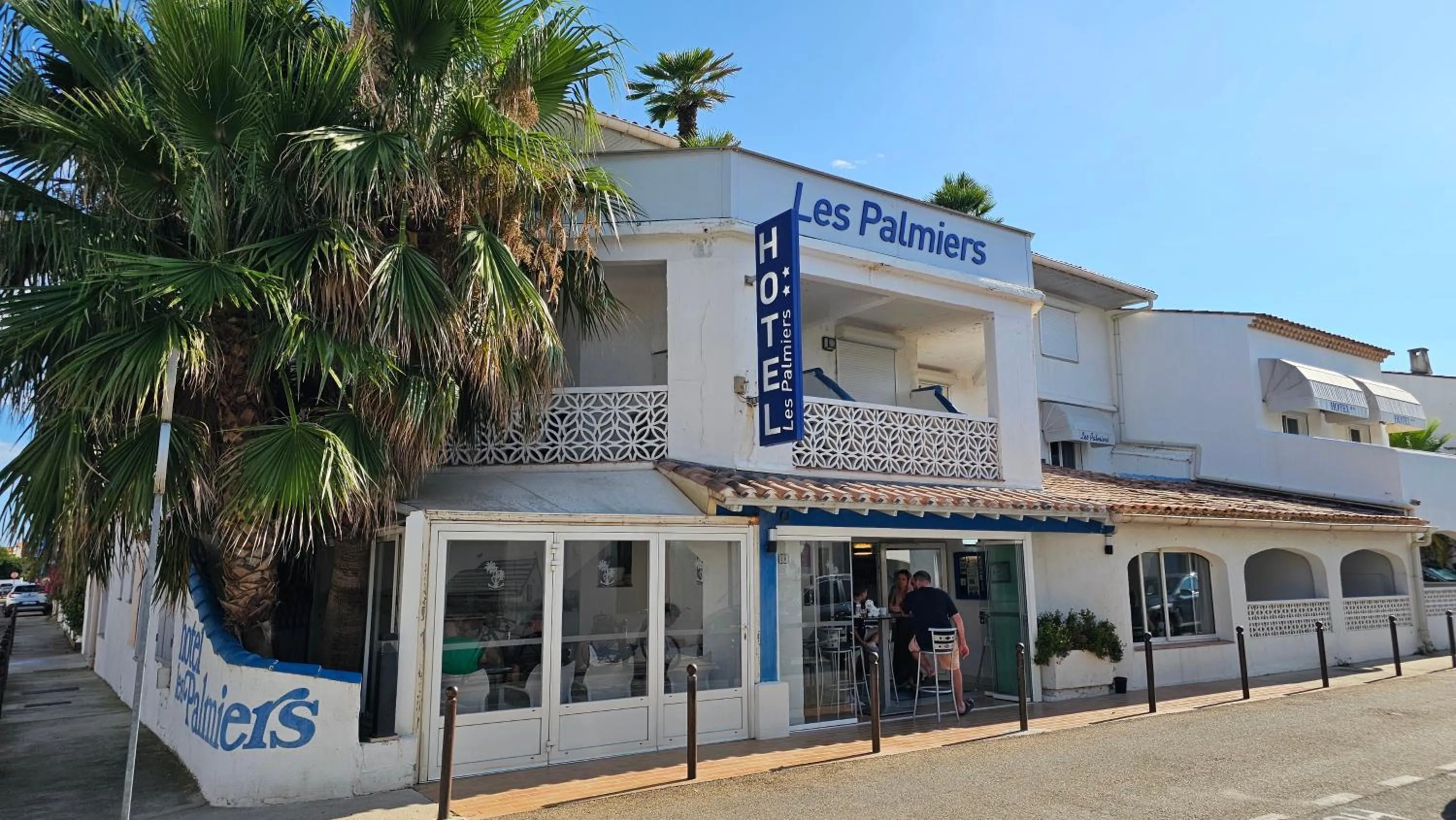 Property building in Hotel Les Palmiers En Camargue