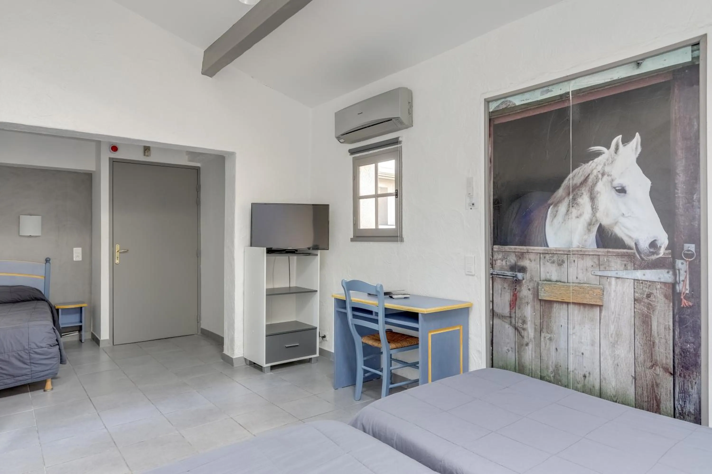 Photo of the whole room in Hotel Les Palmiers En Camargue