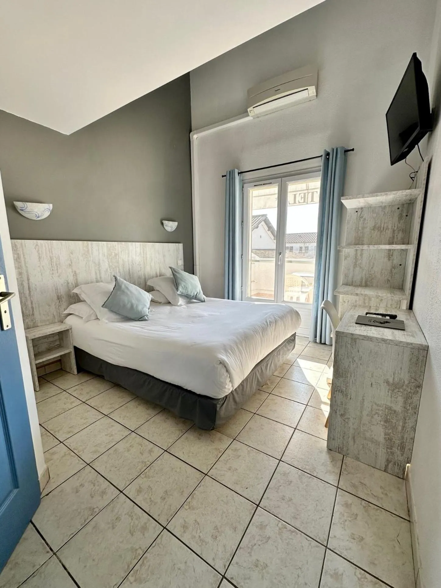 Photo of the whole room, Bed in Hotel Les Palmiers En Camargue