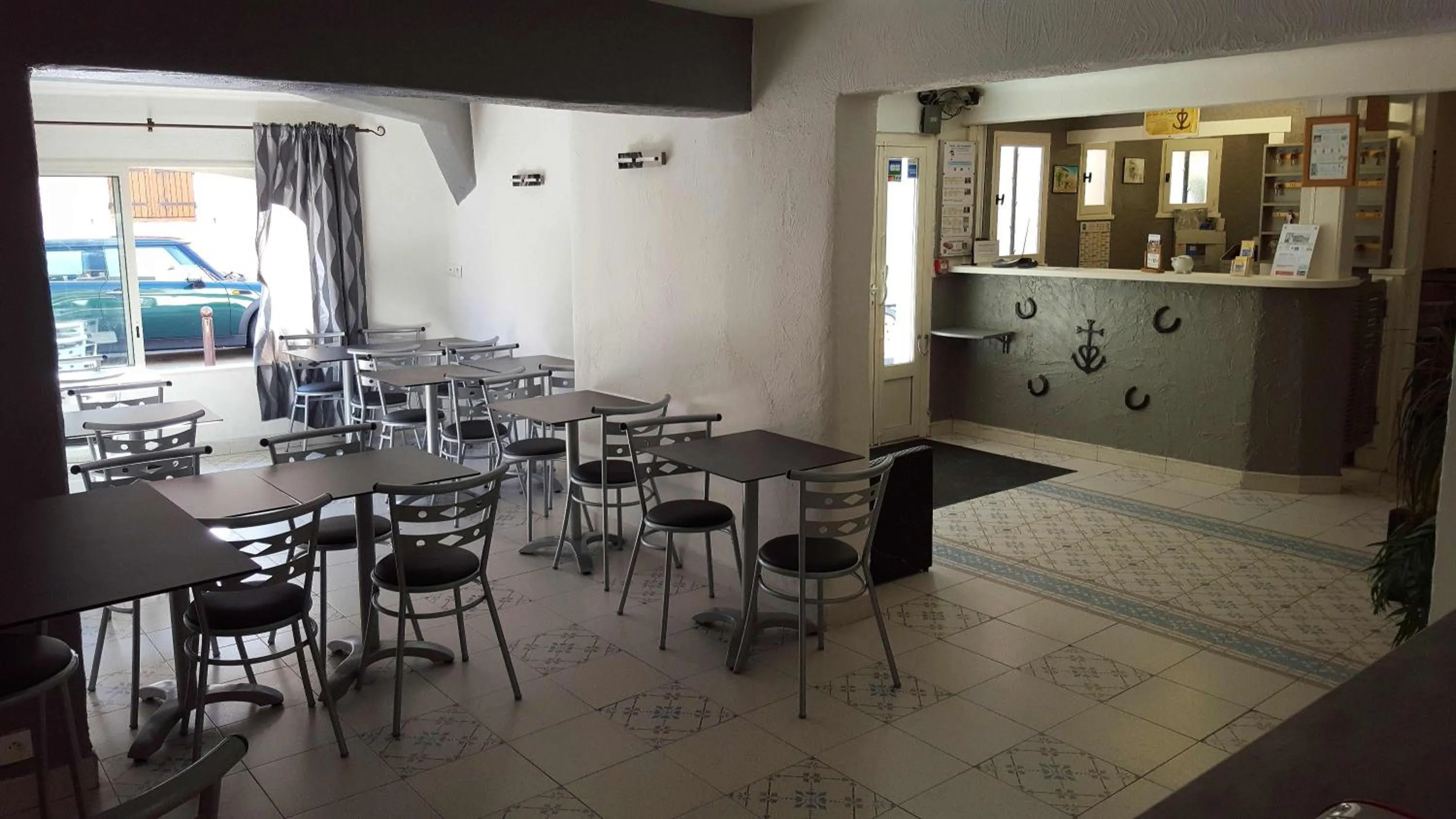 Restaurant/places to eat in Hotel Les Palmiers En Camargue