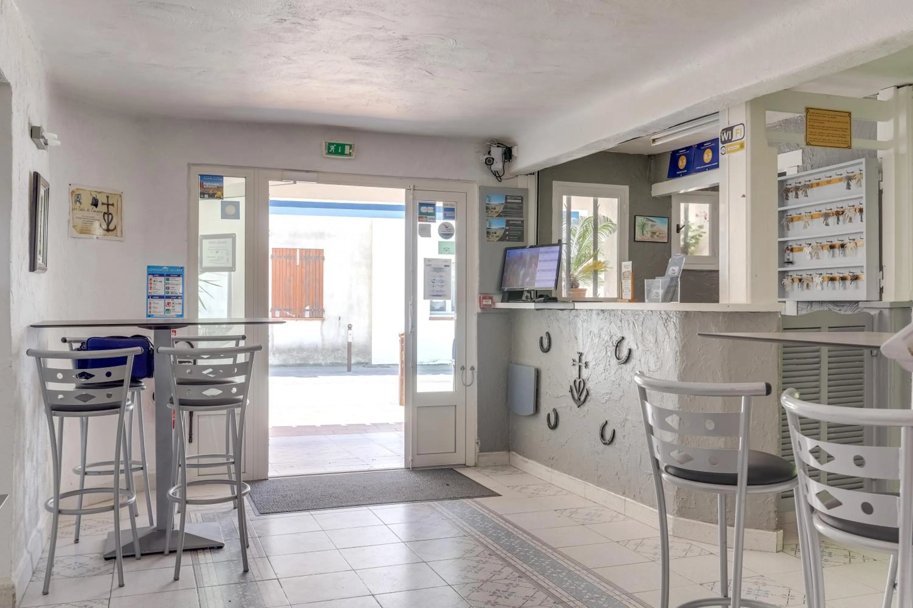 Lobby or reception in Hotel Les Palmiers En Camargue