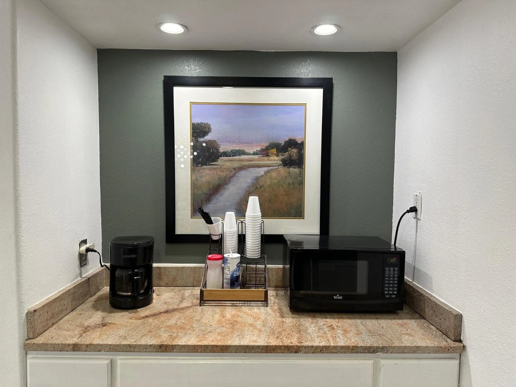 Coffee/tea facilities in Desert Sands Inn & Suites