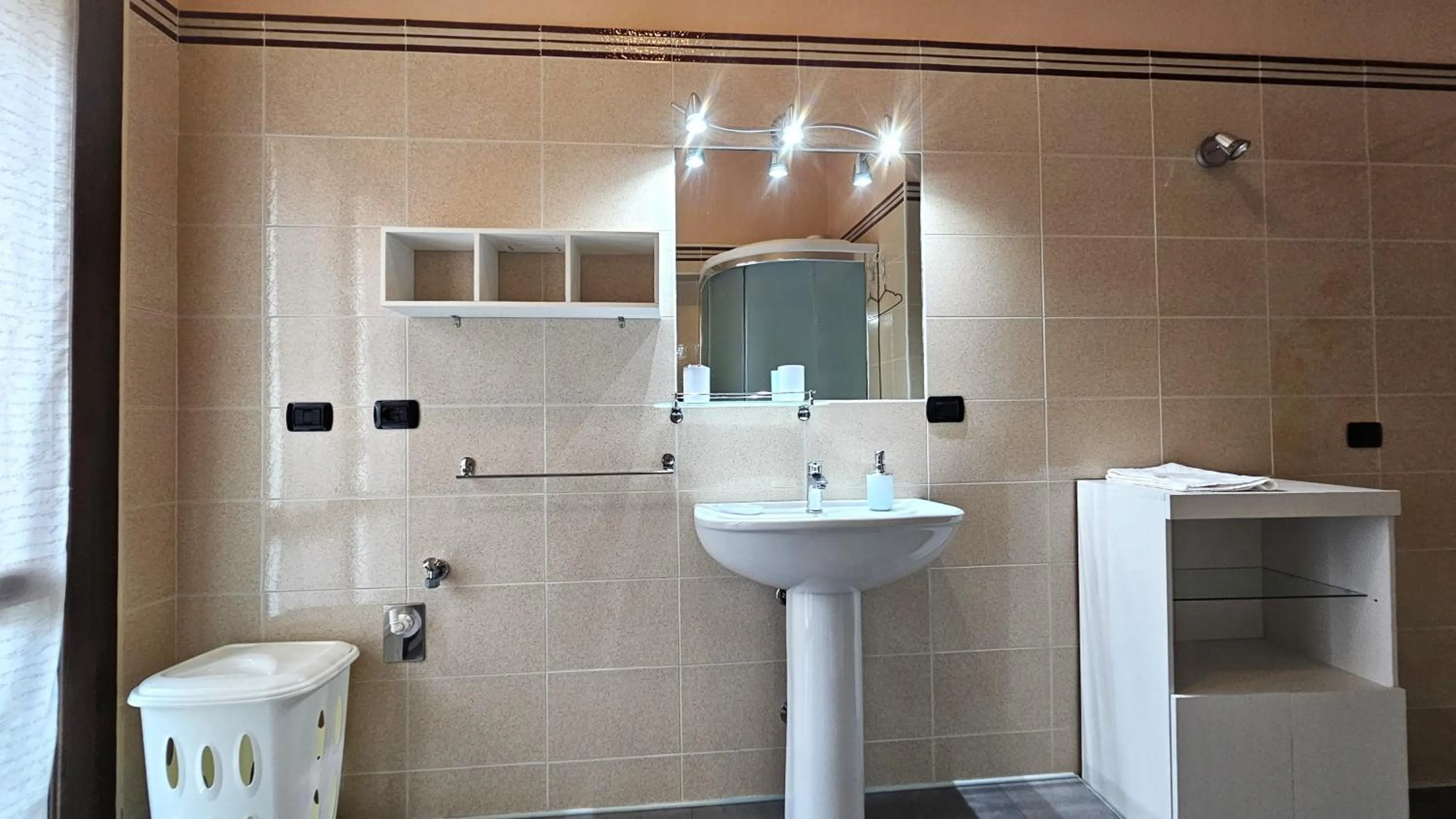 Shower in Opera et Love