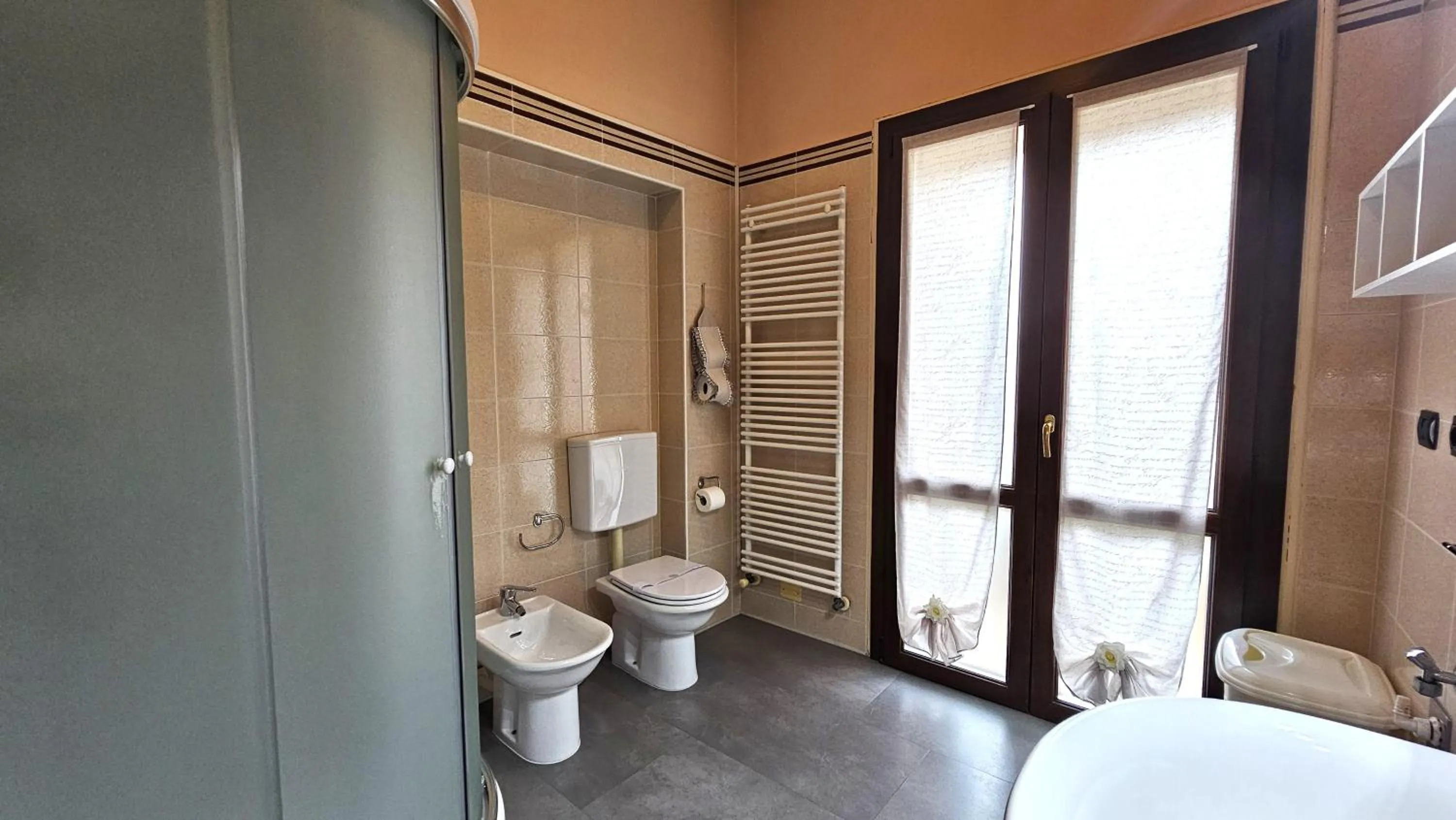 Shower in Opera et Love