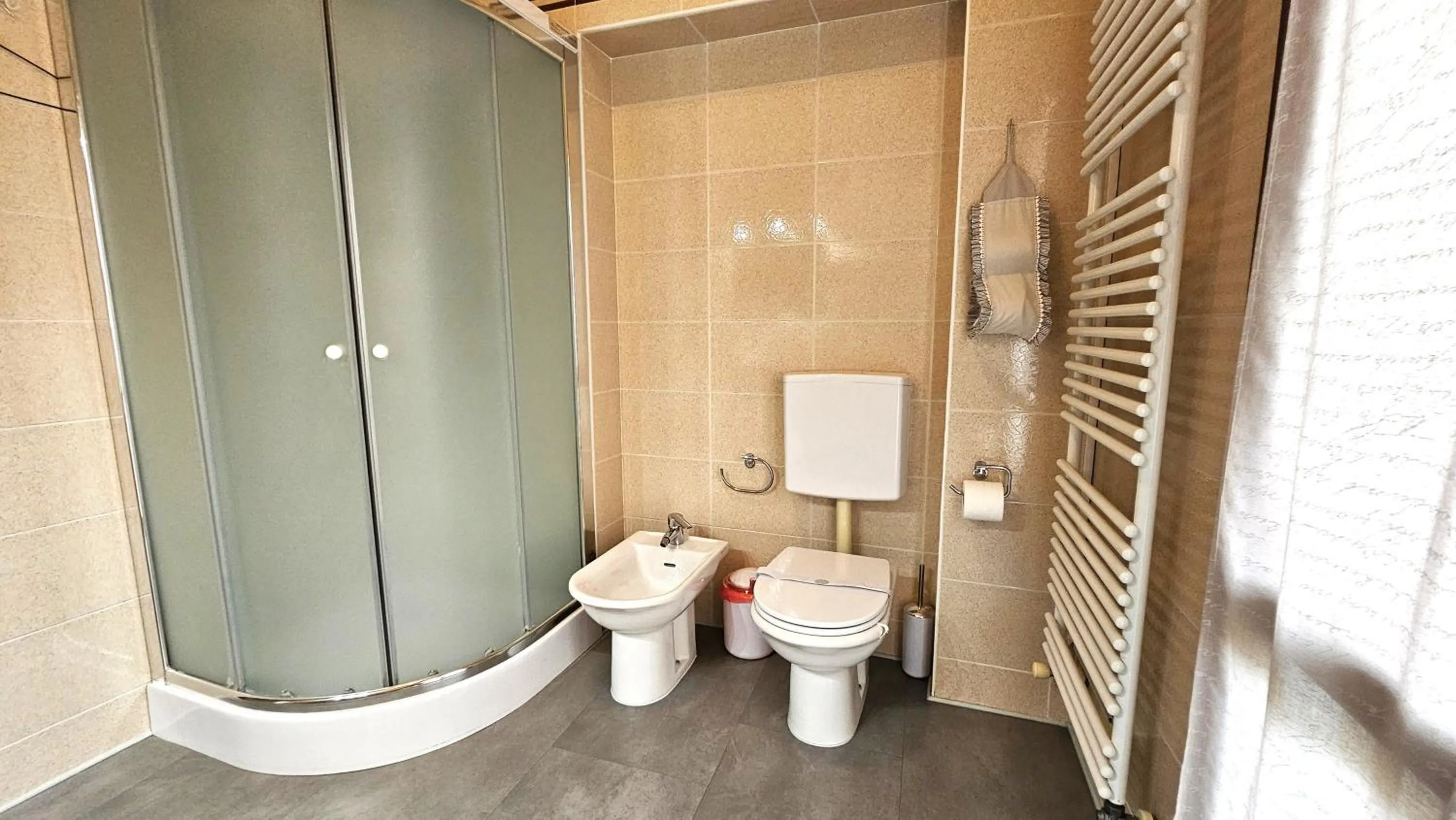 Shower in Opera et Love