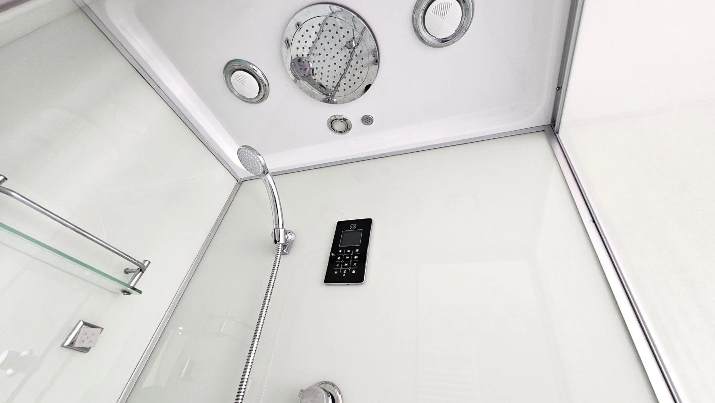 Shower in Opera et Love