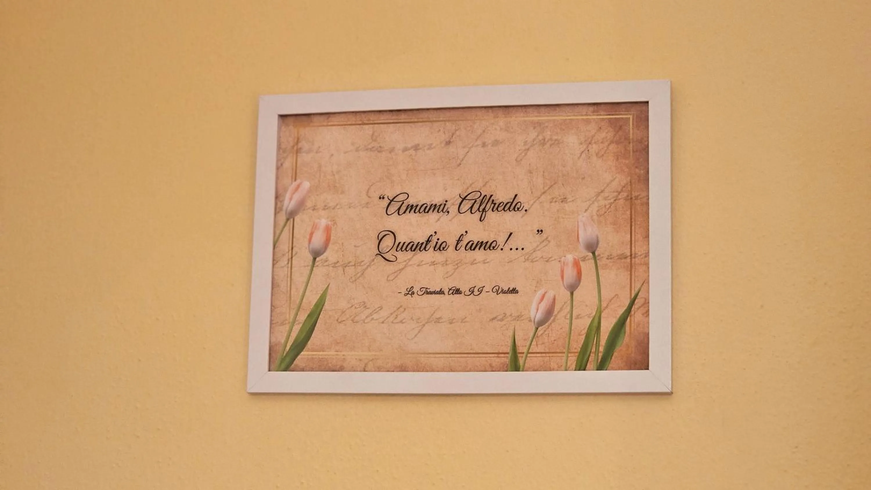 Decorative detail in Opera et Love