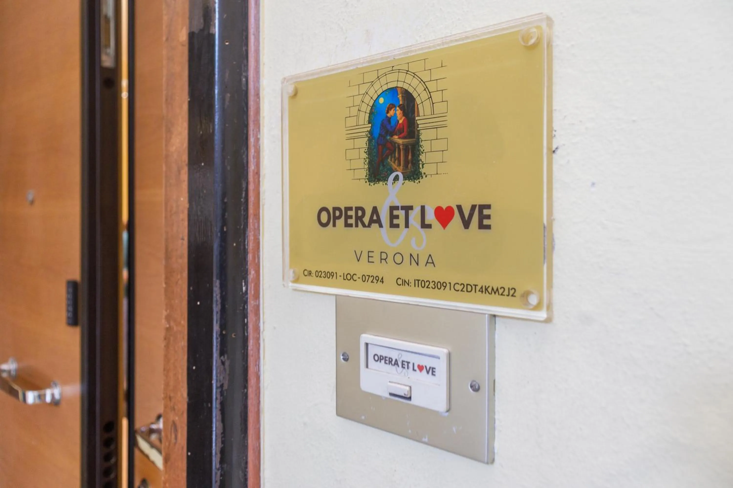 OPERA et LOVE - 200m dall'Arena con convenzione per Parcheggio e Colazione in pasticceria adiacente