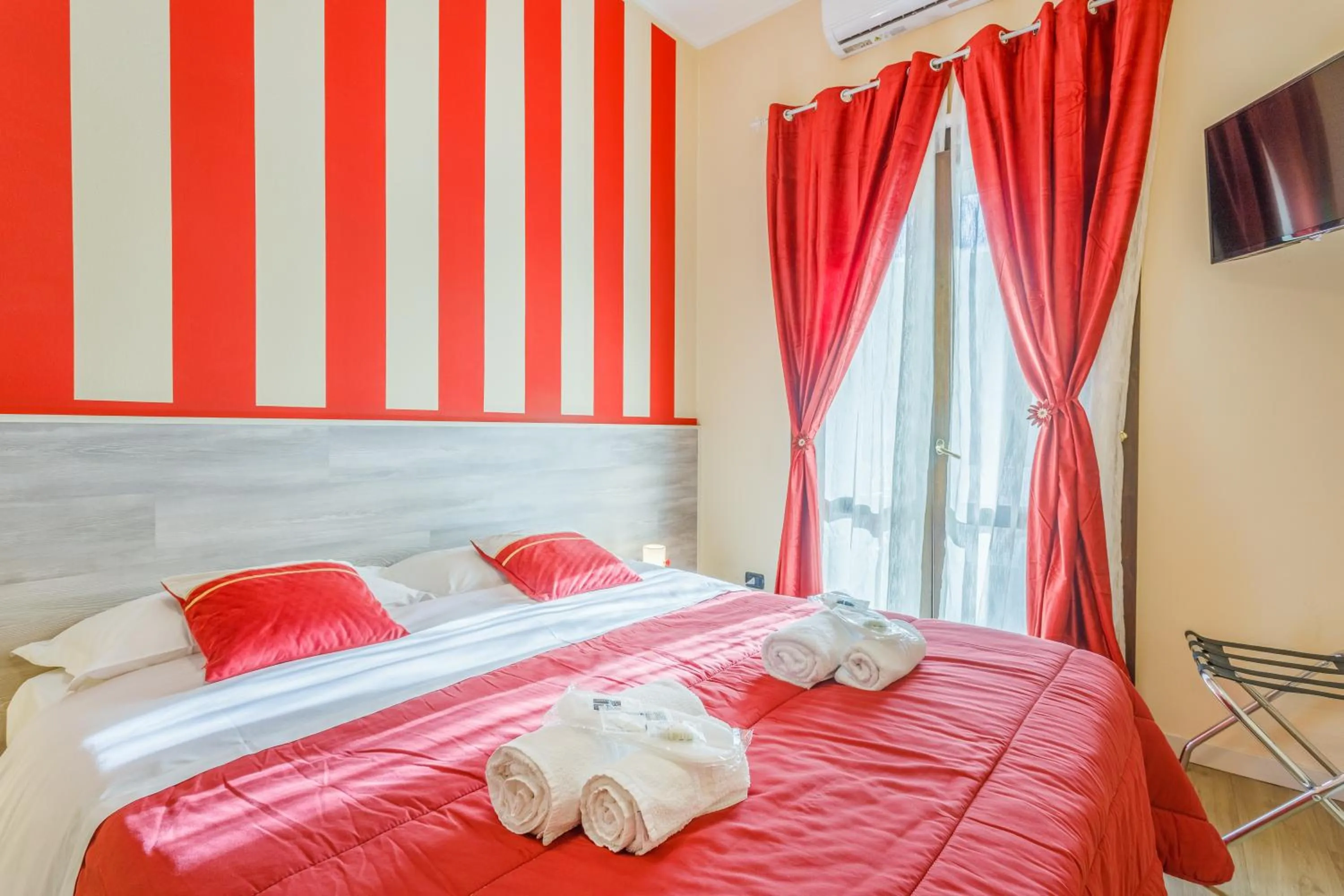 Bed in OPERA et LOVE - 200m dall'Arena con convenzione per Parcheggio e Colazione in pasticceria adiacente