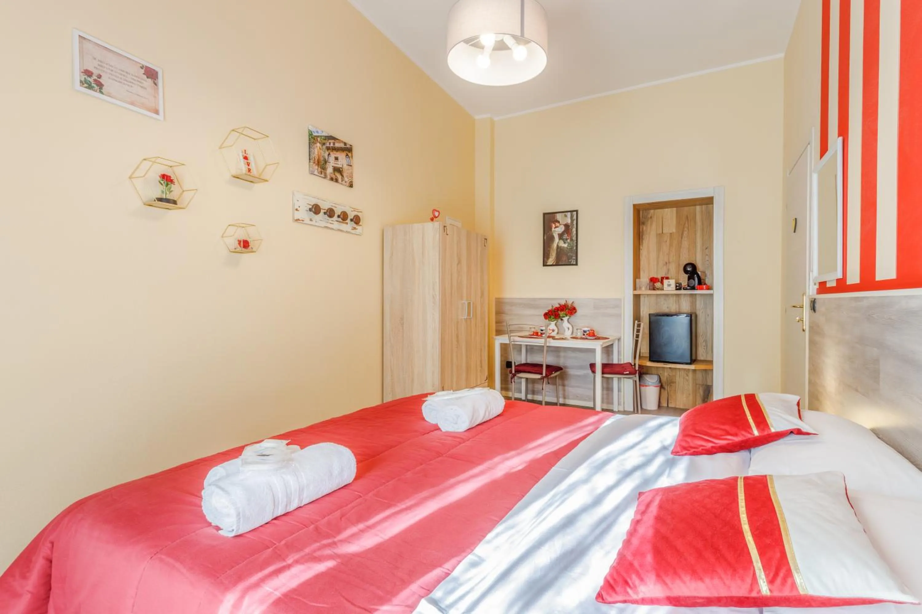 Bed in OPERA et LOVE - 200m dall'Arena con convenzione per Parcheggio e Colazione in pasticceria adiacente