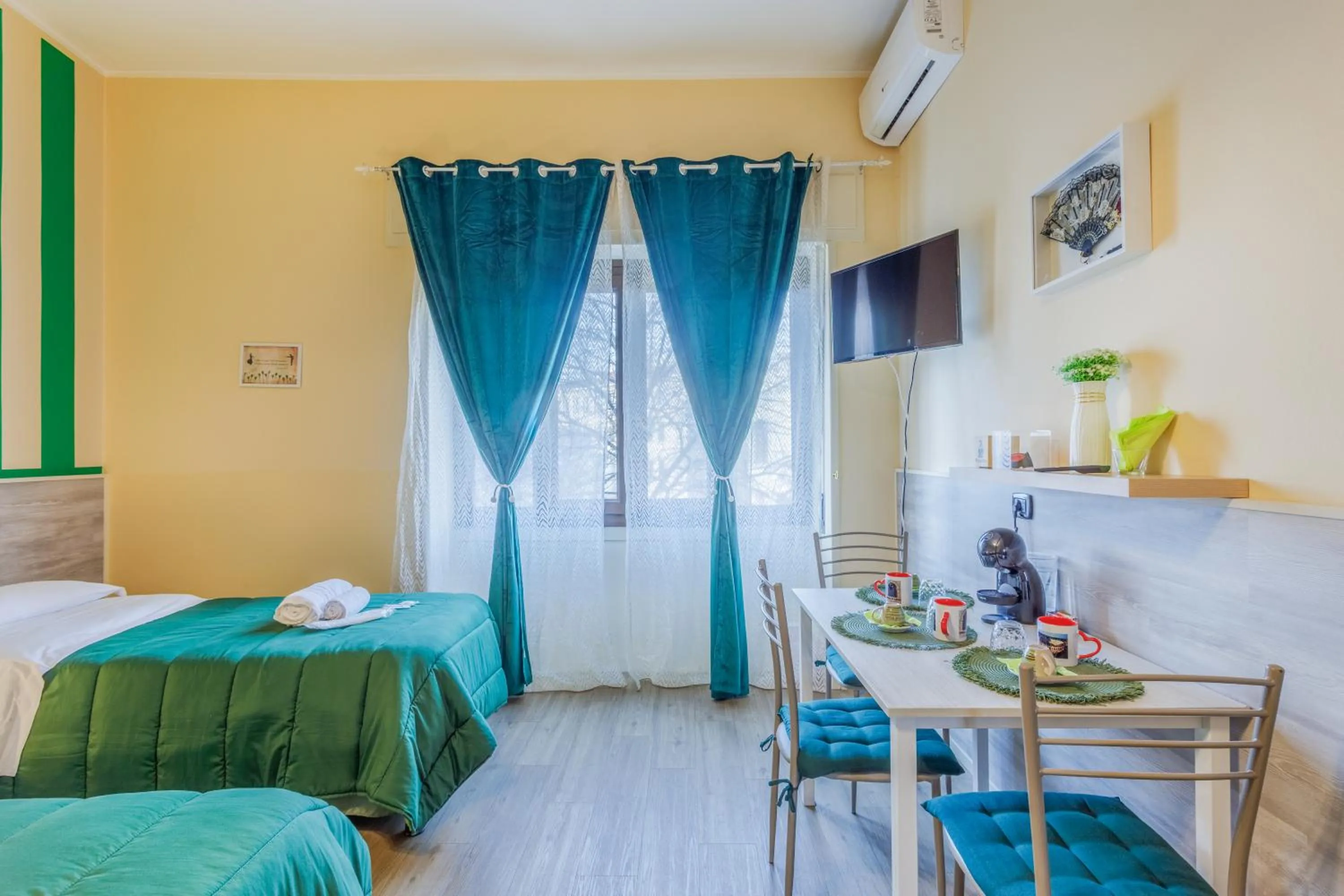 Bed in OPERA et LOVE - 200m dall'Arena con convenzione per Parcheggio e Colazione in pasticceria adiacente