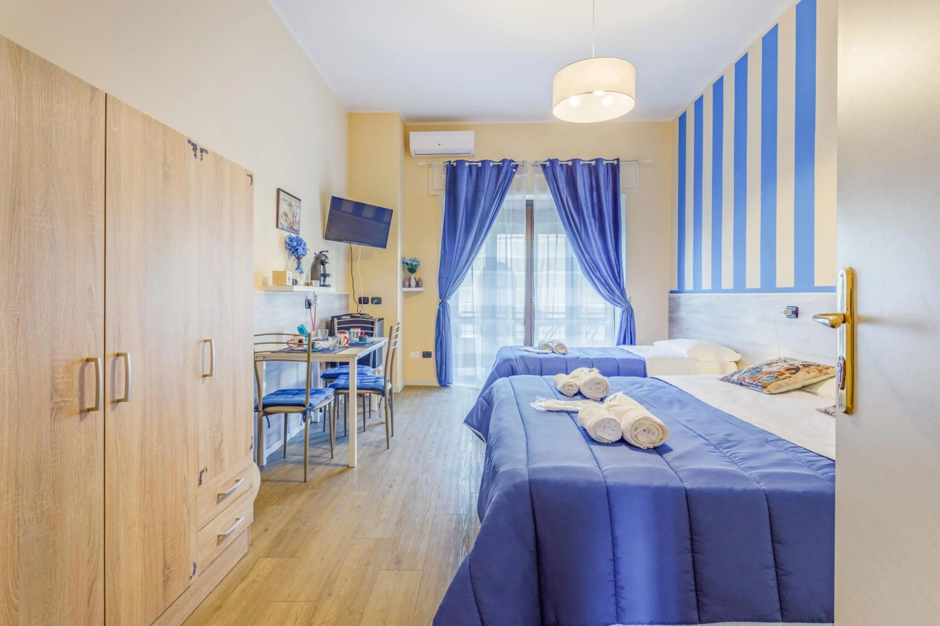 Bed in OPERA et LOVE - 200m dall'Arena con convenzione per Parcheggio e Colazione in pasticceria adiacente