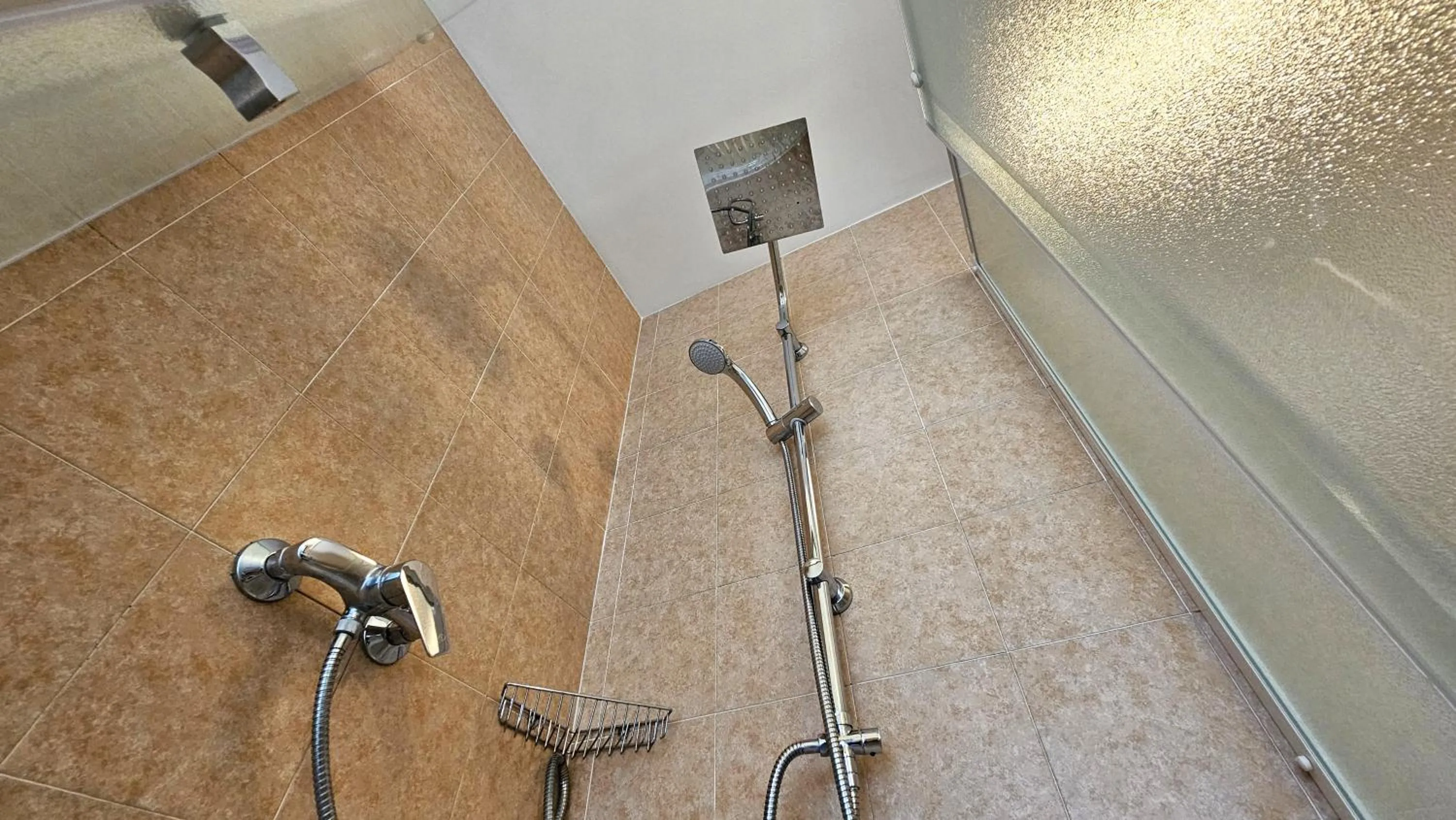 Shower in Opera et Love