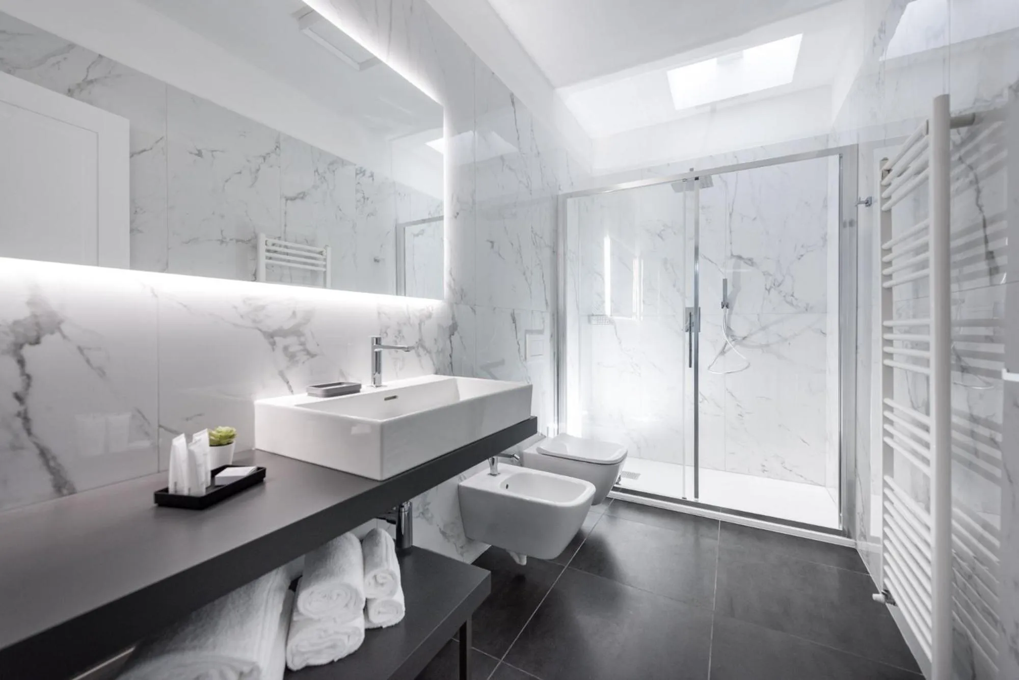 Shower in TURINHOMETOWN Residence Apartments