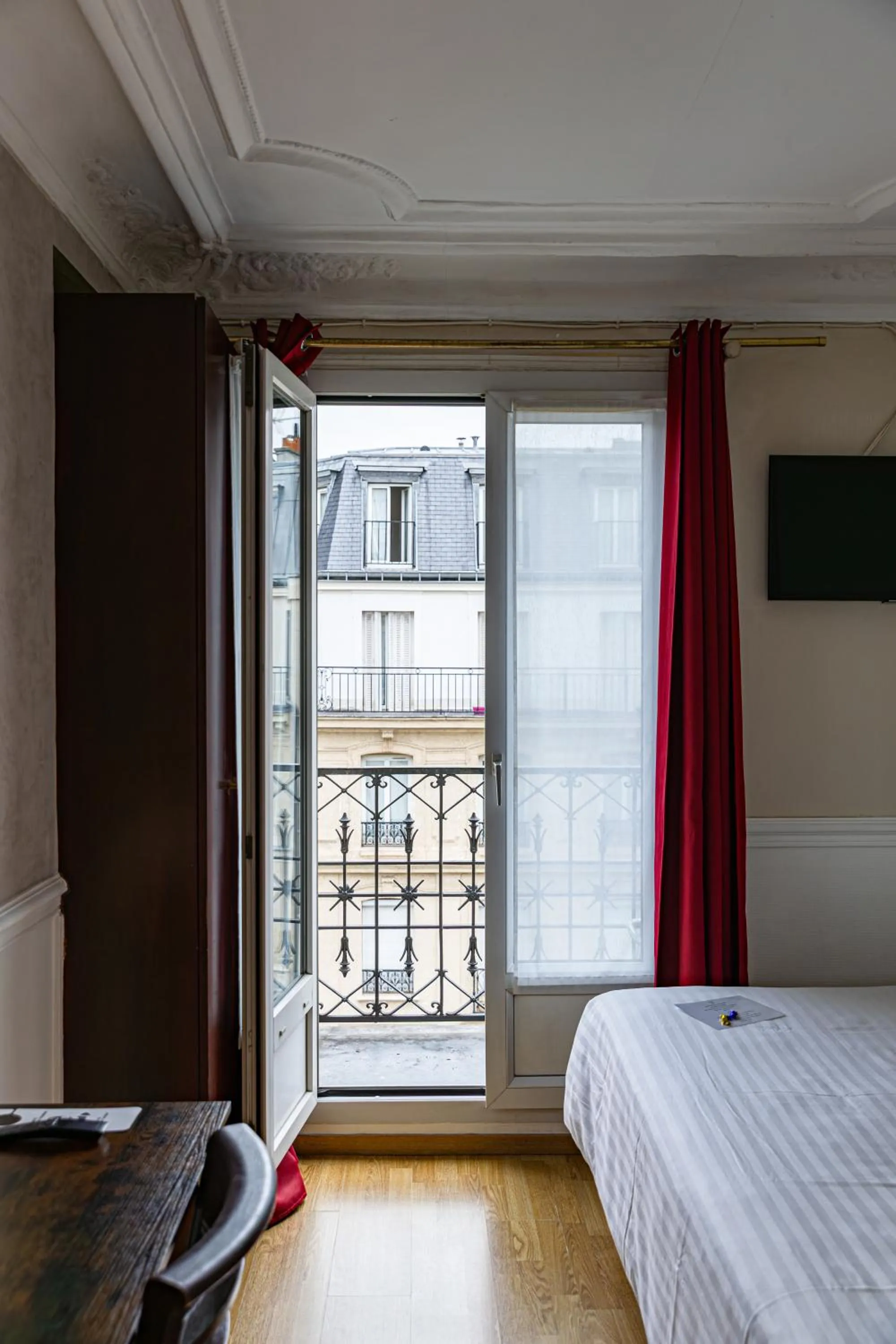 Bed in Hotel Claude Bernard Saint-Germain