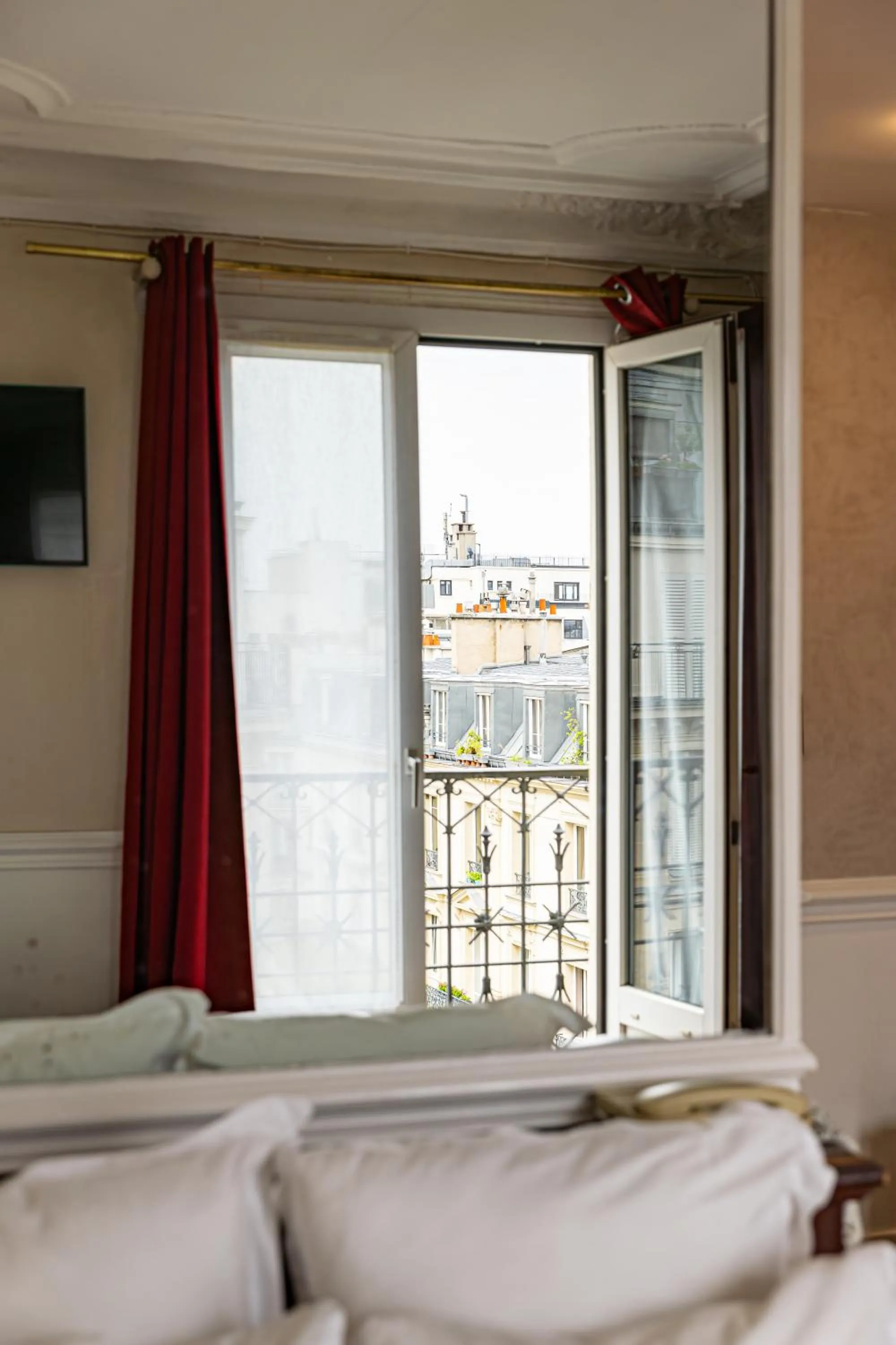 Bed in Hotel Claude Bernard Saint-Germain