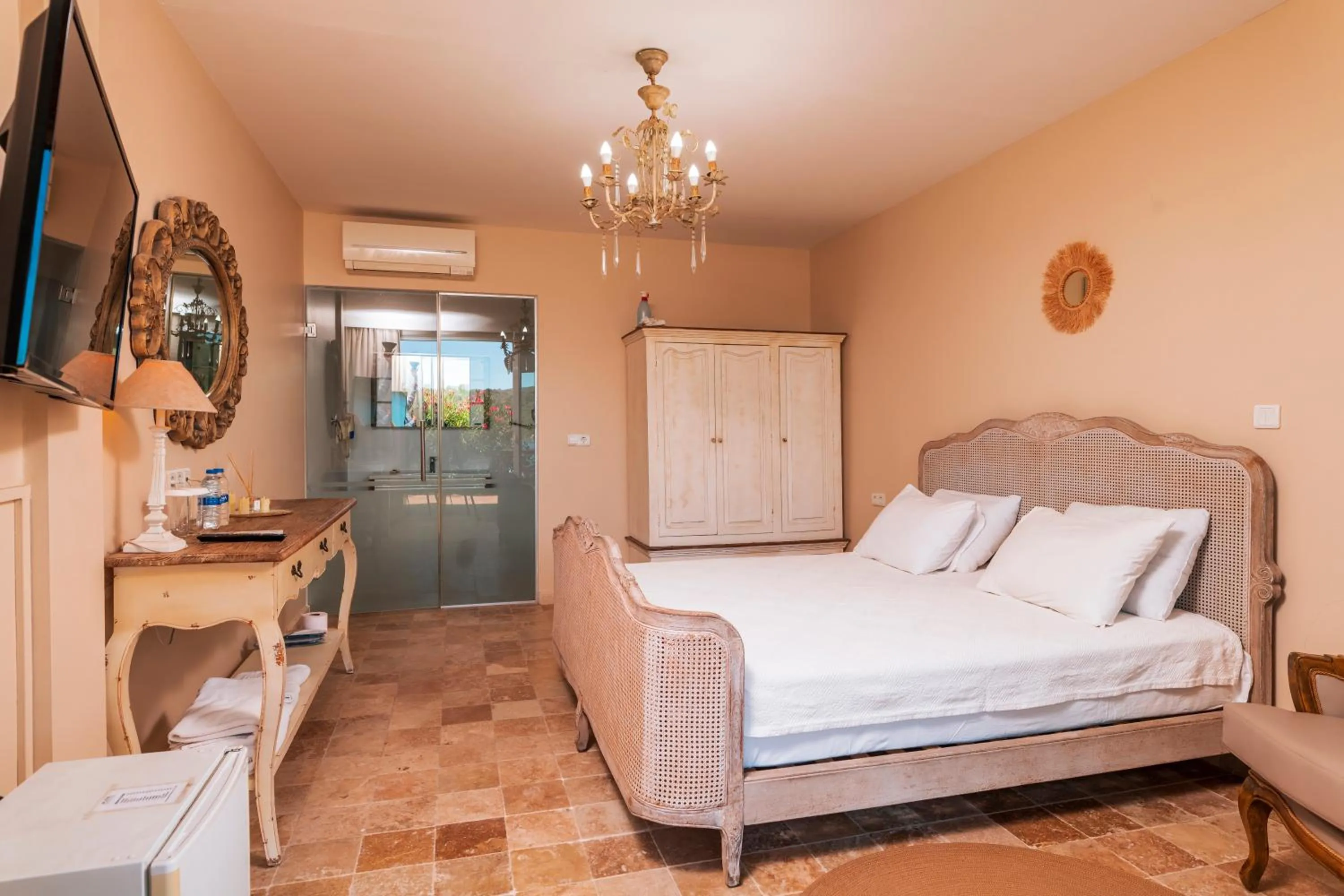 Photo of the whole room, Bed in Yalicapkini Boutique Hotel