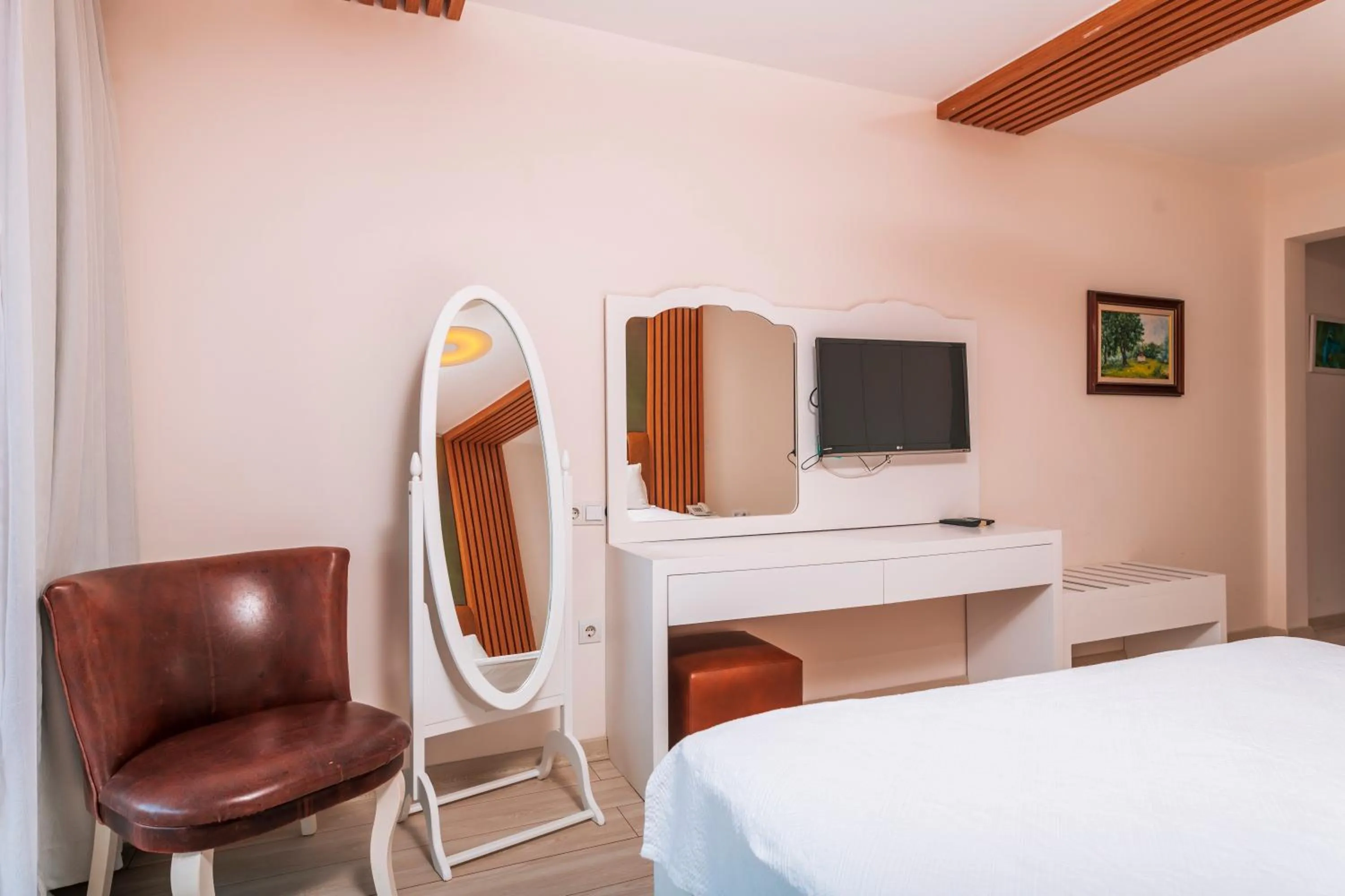 Communal lounge/ TV room, Bed in Yalicapkini Boutique Hotel