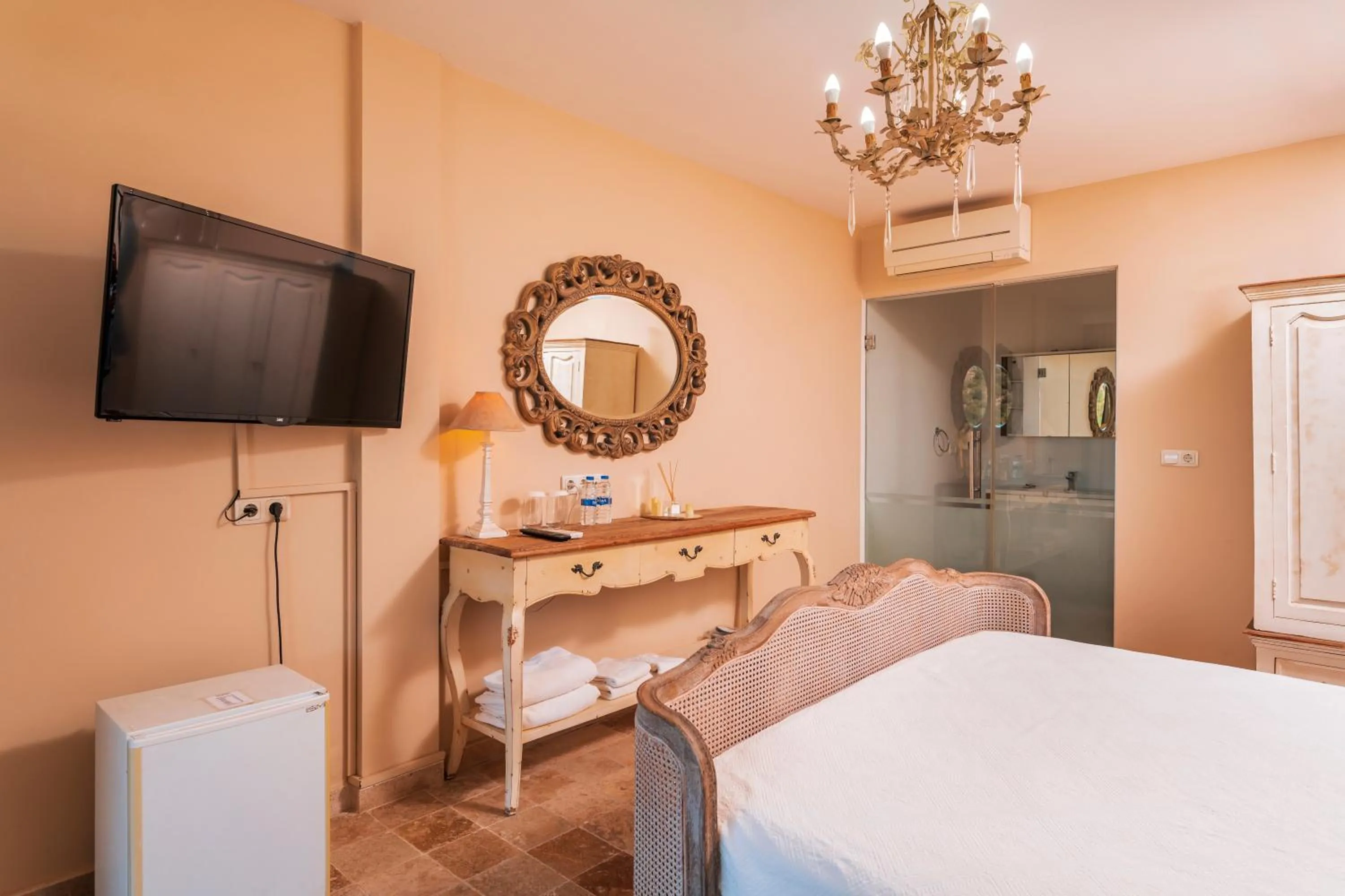 Photo of the whole room, Bed in Yalicapkini Boutique Hotel