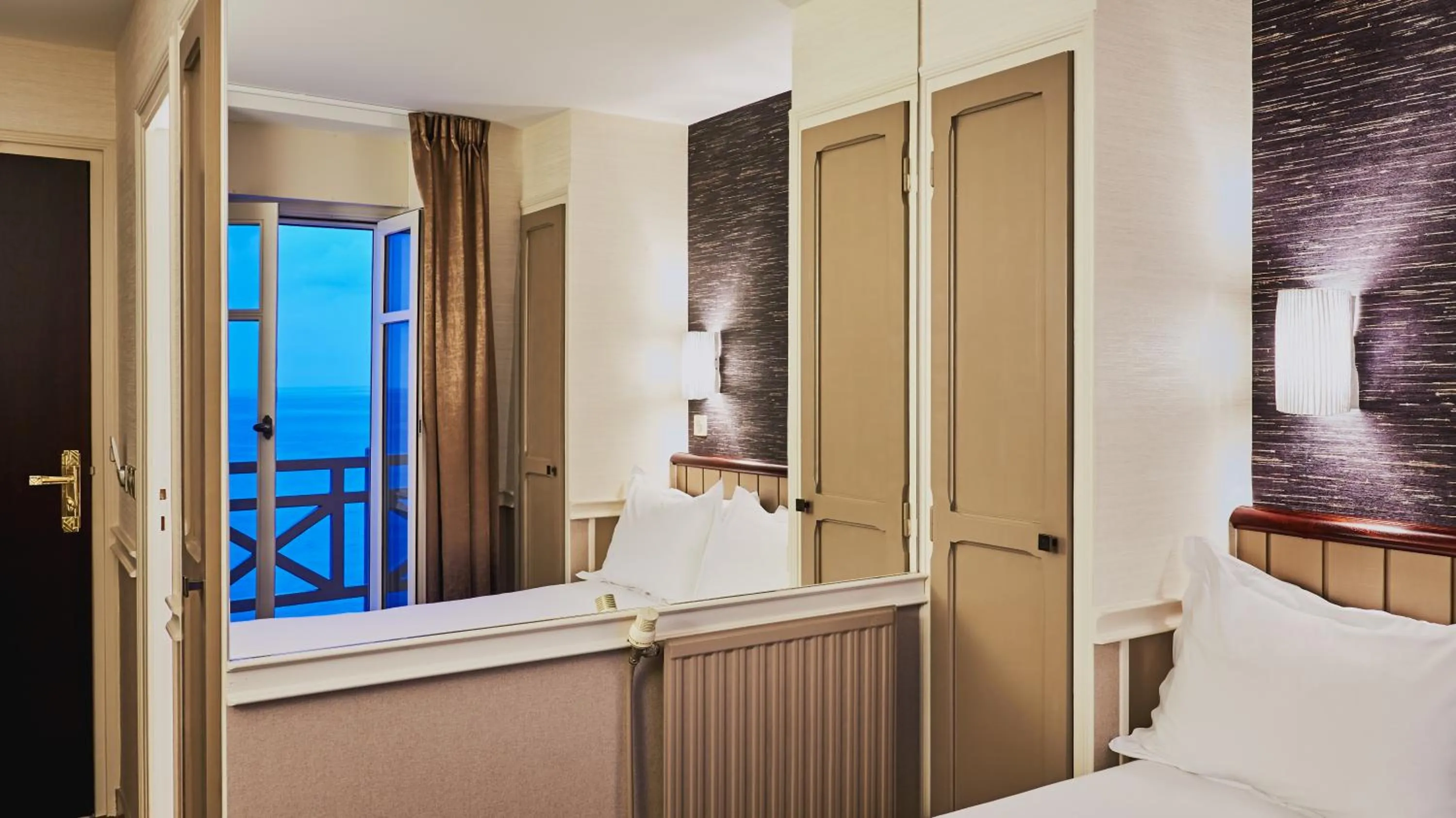 Shower, Bed in Hôtel Le Beaufort