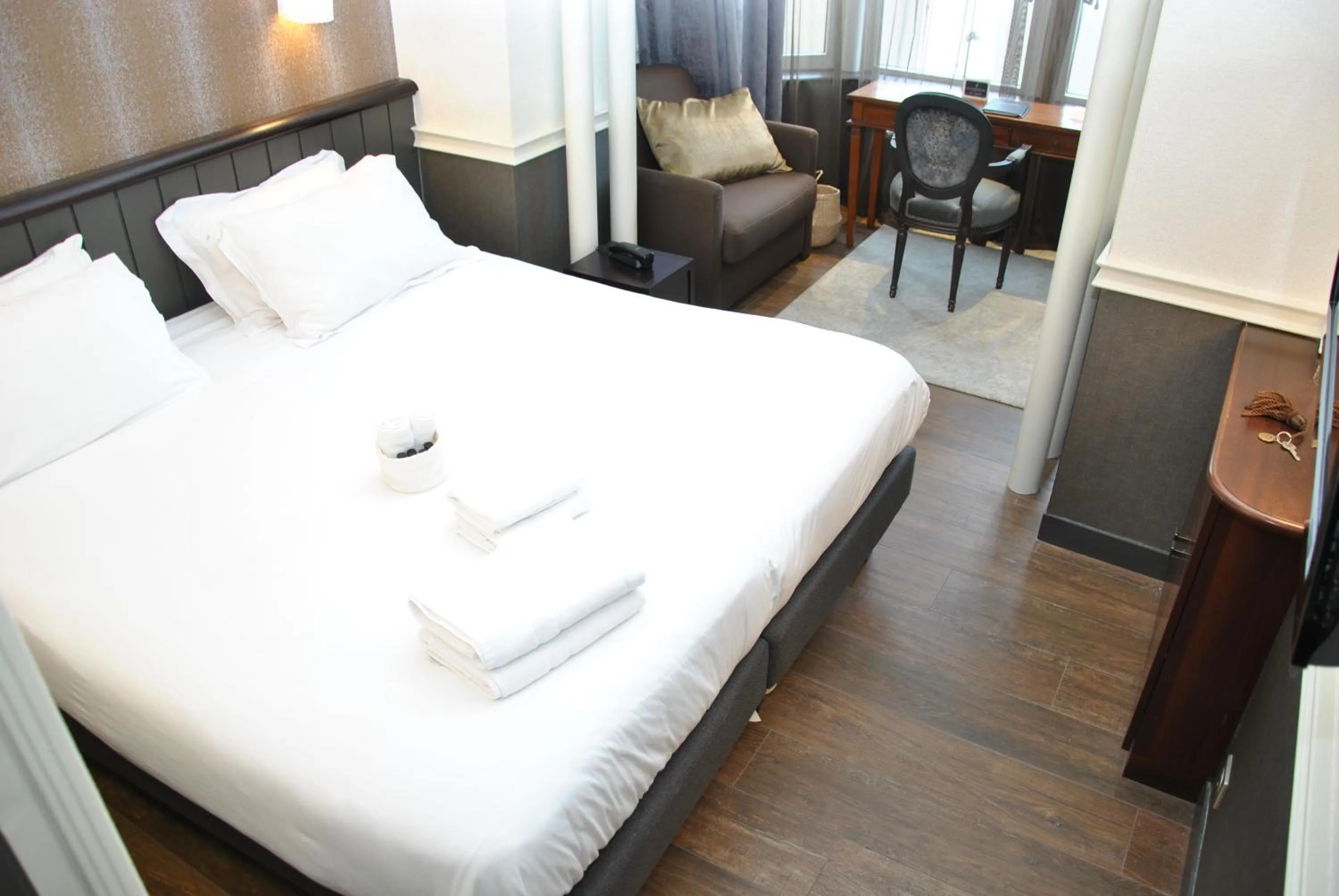 Shower, Bed in Hôtel Le Beaufort