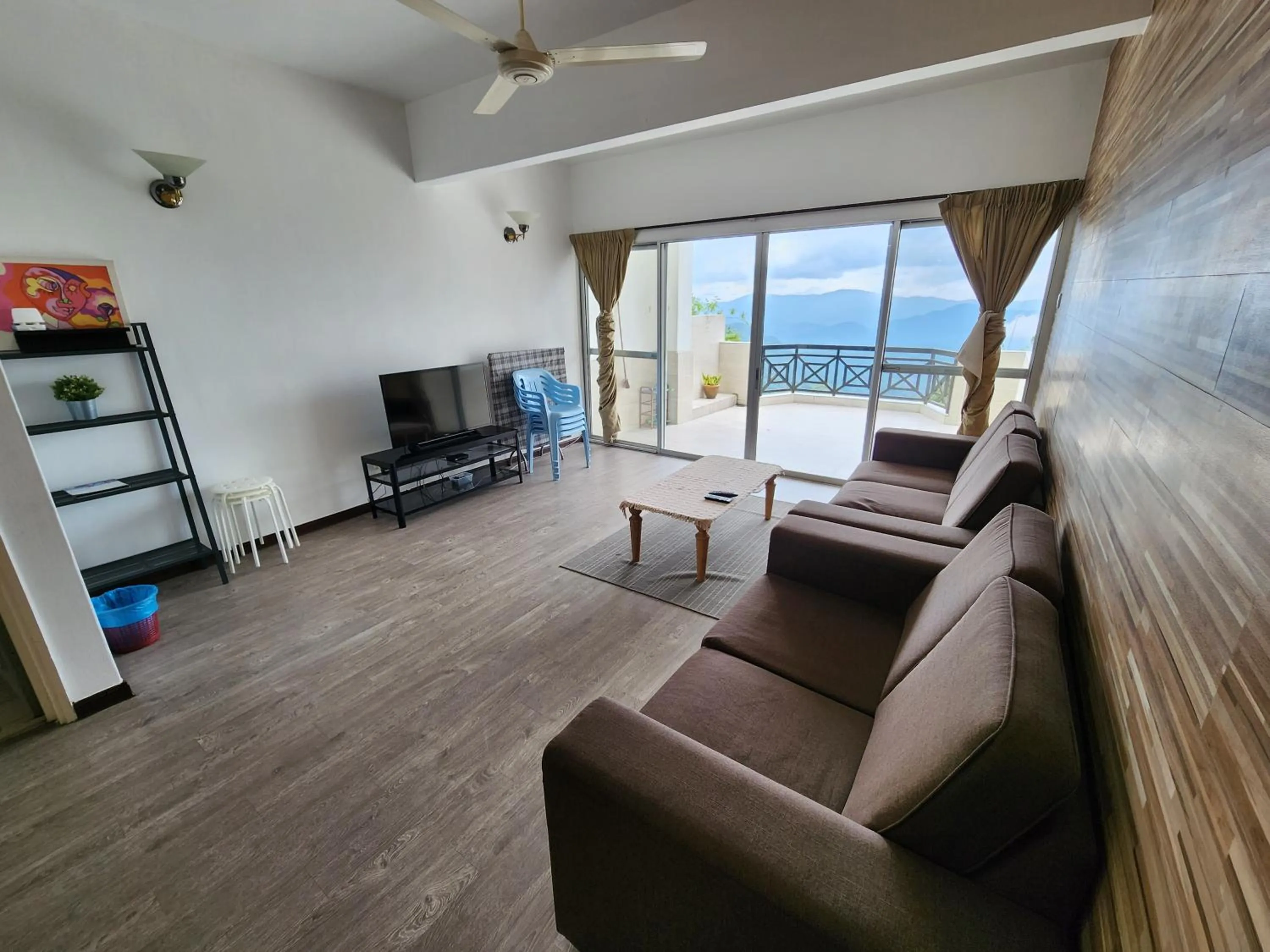 TV and multimedia in Little England B5-2 Fraser Panorama