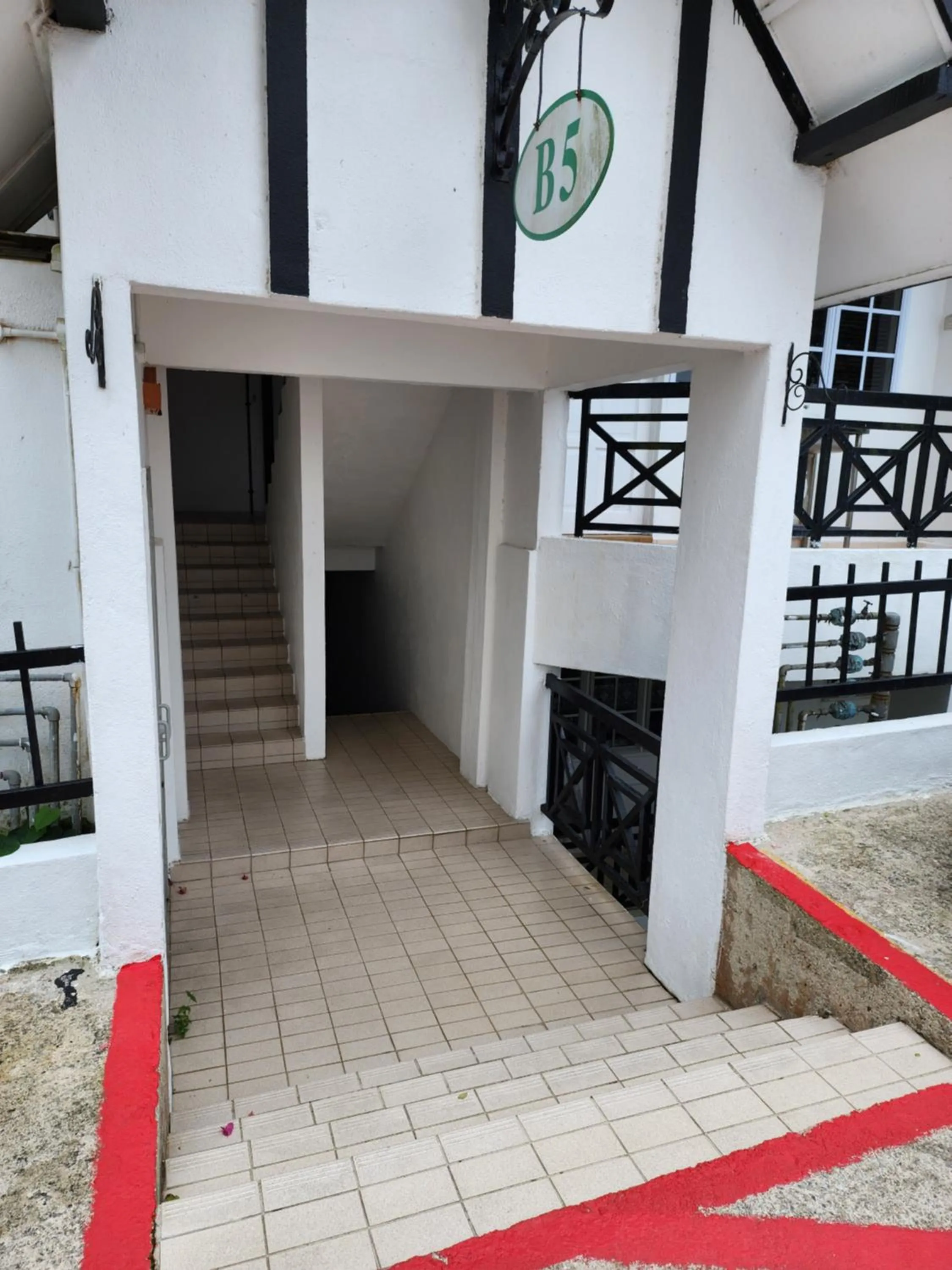 Facade/entrance in Little England B5-2 Fraser Panorama