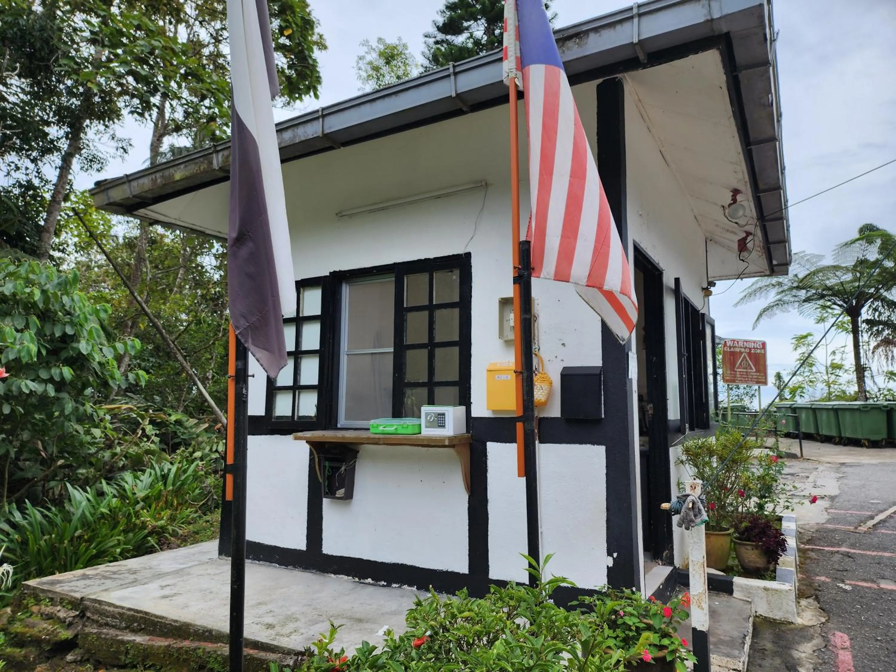 Facade/entrance in Little England B5-2 Fraser Panorama