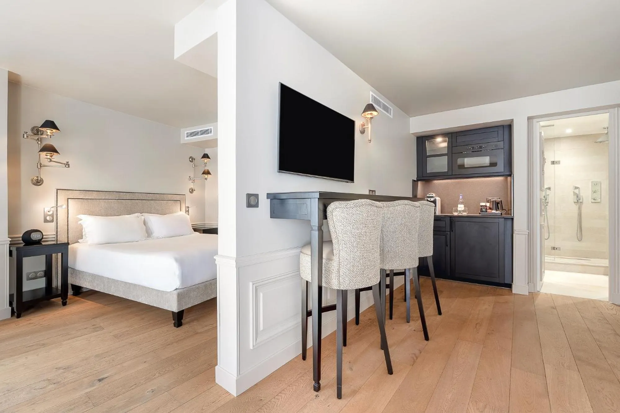 Photo of the whole room, Bed in Hotel Résidence Des Arts - Saint-Germain