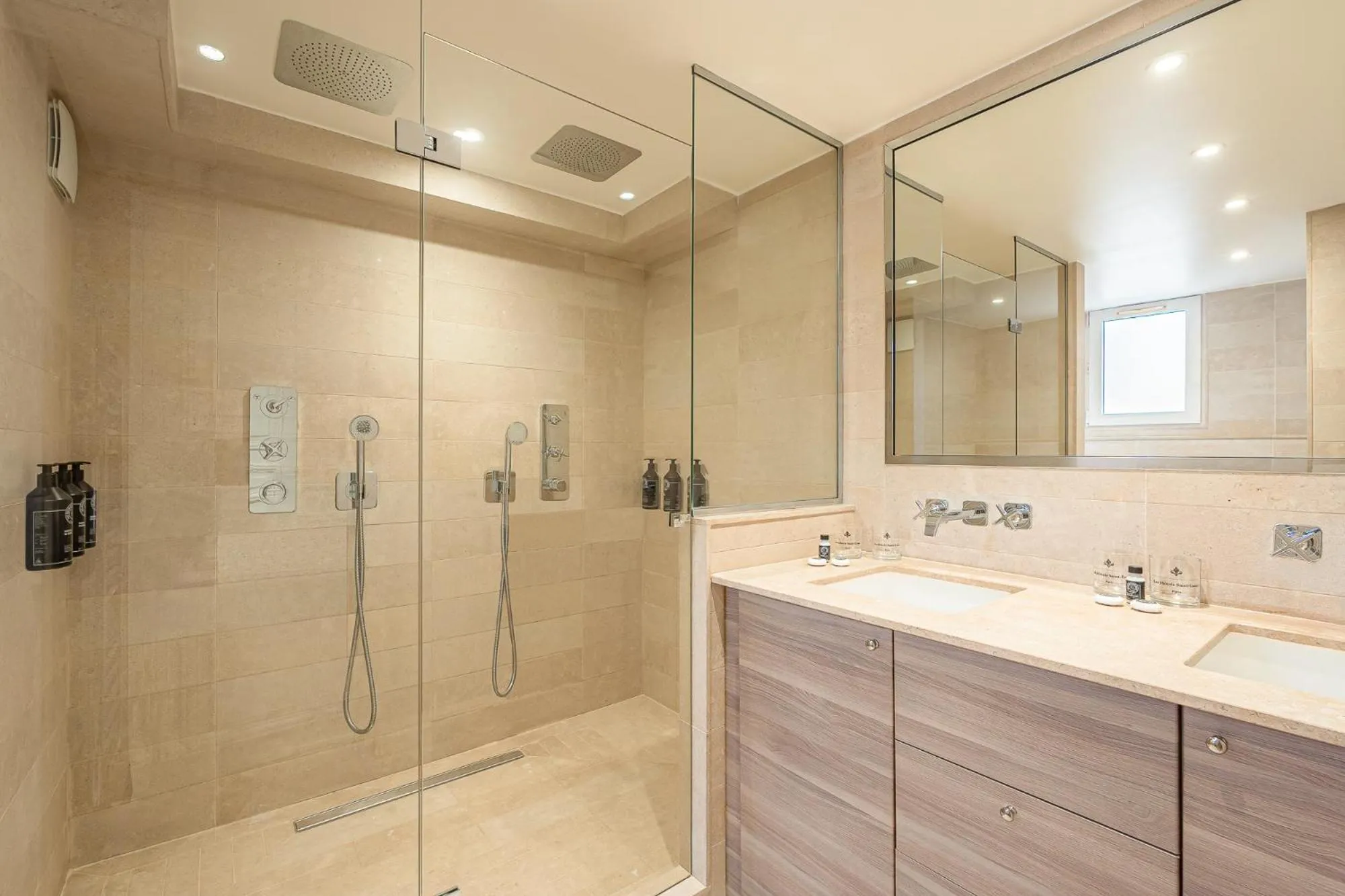 Shower in Hotel Résidence Des Arts - Saint-Germain