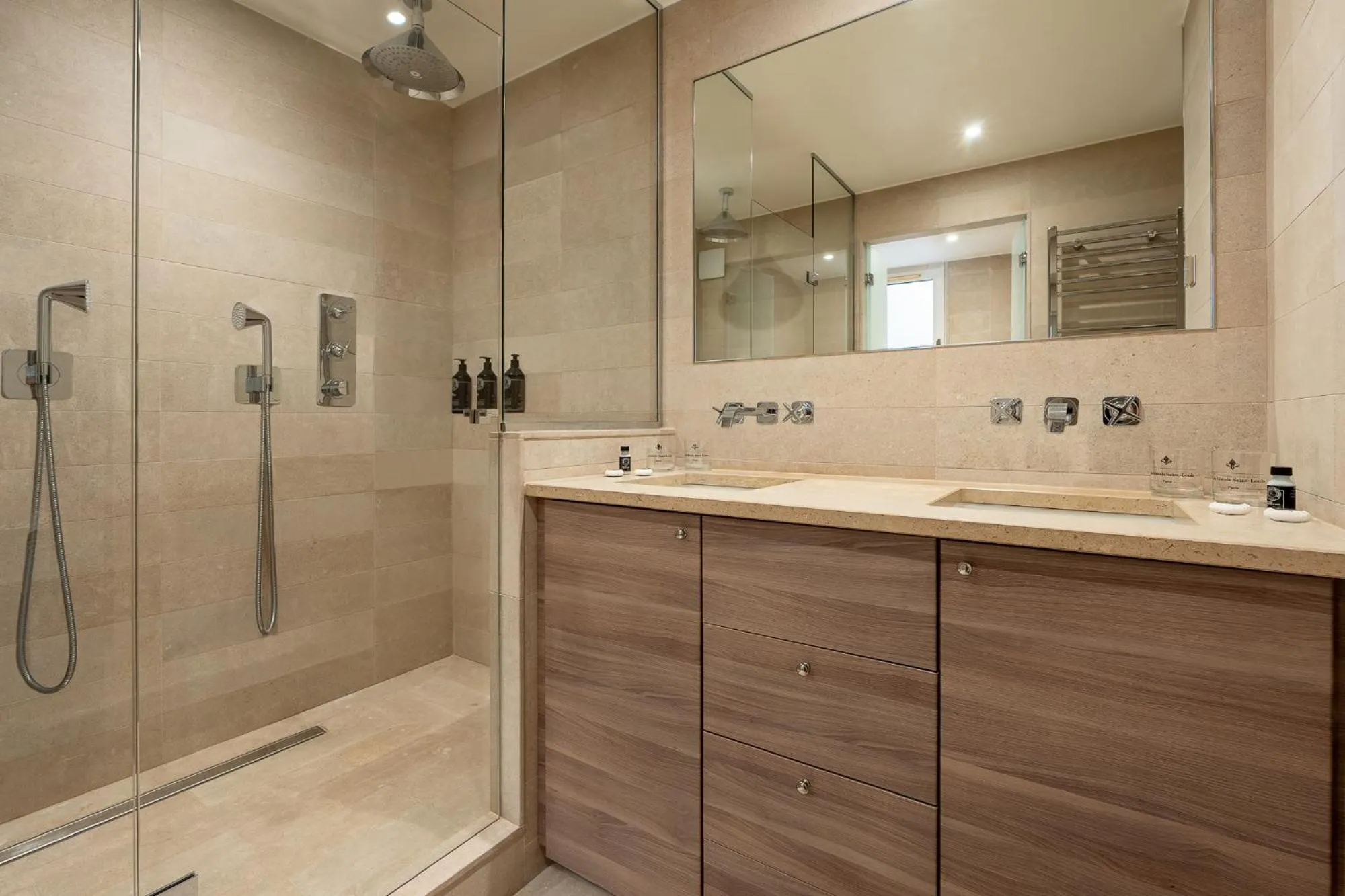 Shower in Hotel Résidence Des Arts - Saint-Germain