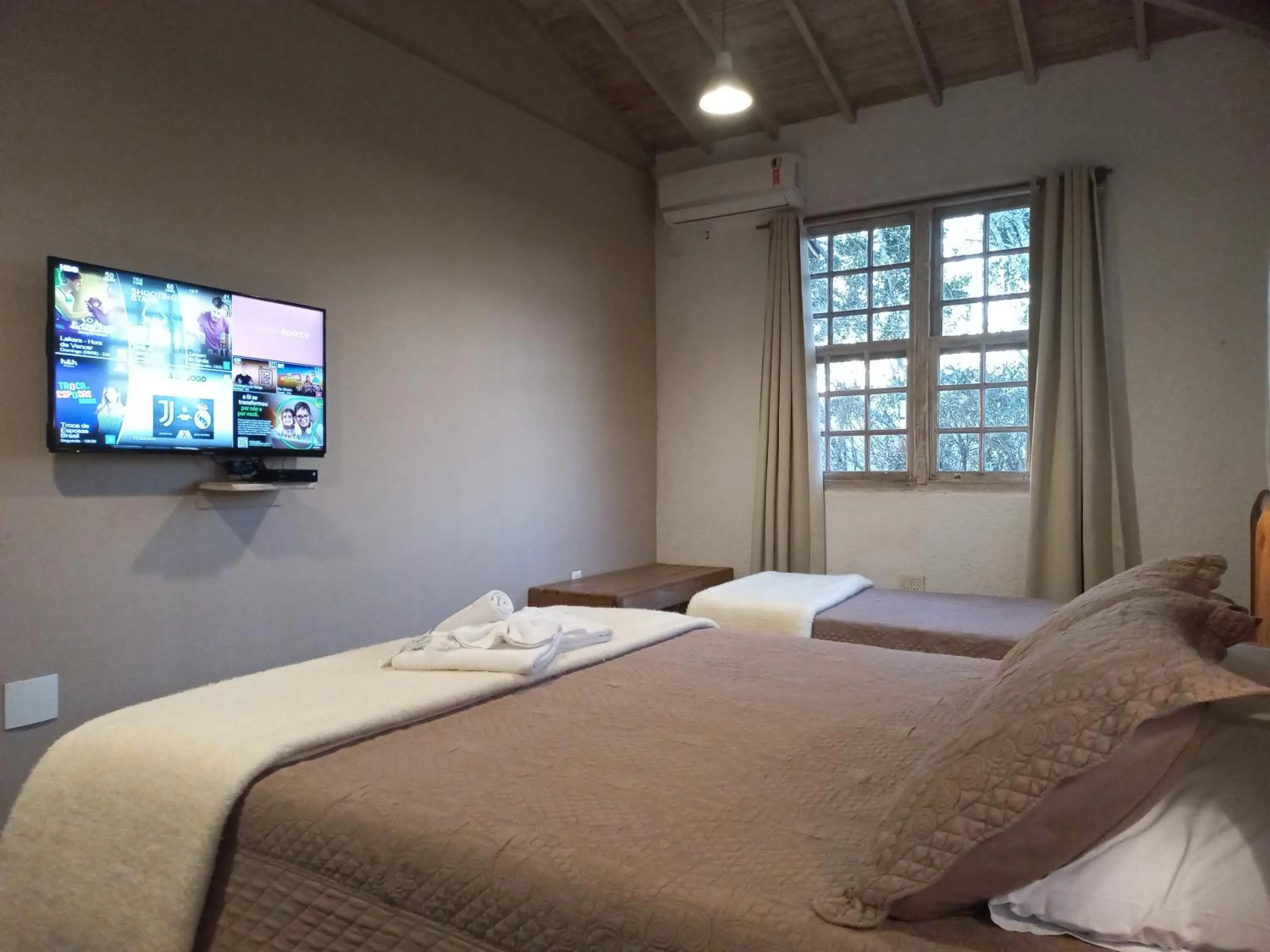 Photo of the whole room, Bed in Pousada Cantares