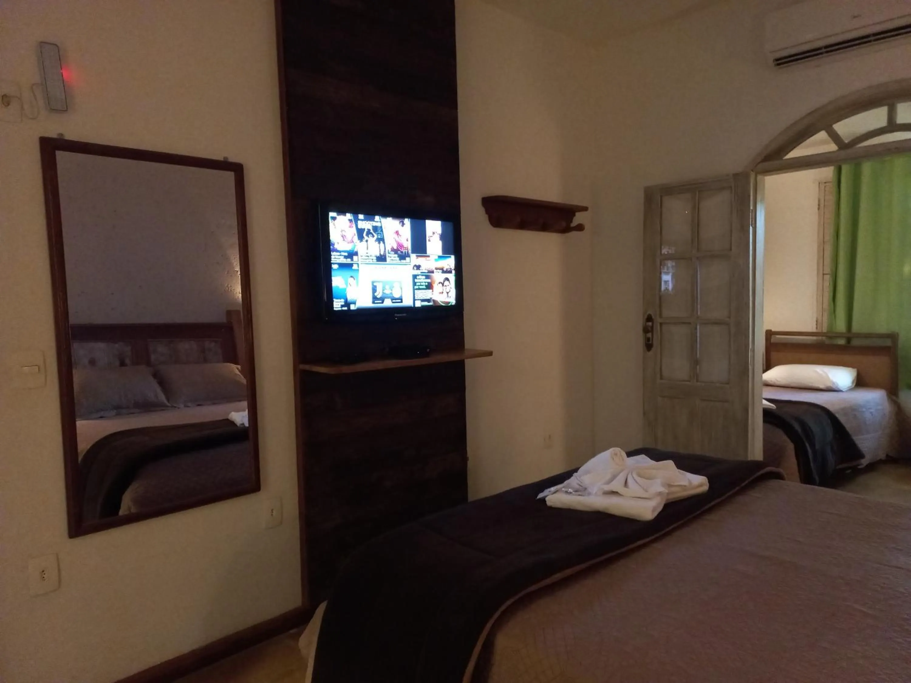 Photo of the whole room, Bed in Pousada Cantares