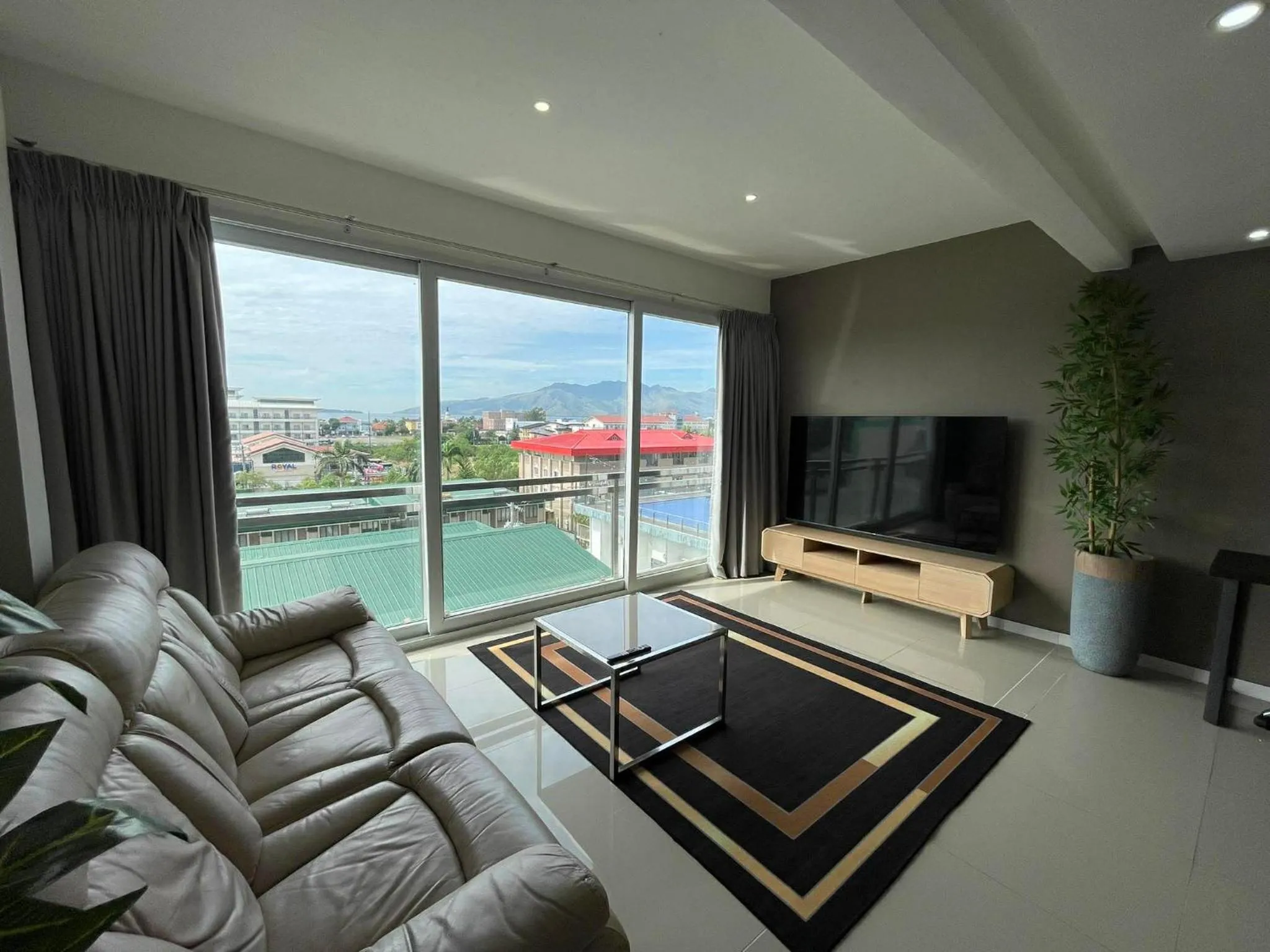 TV and multimedia in Chequers Suites Subic Bay