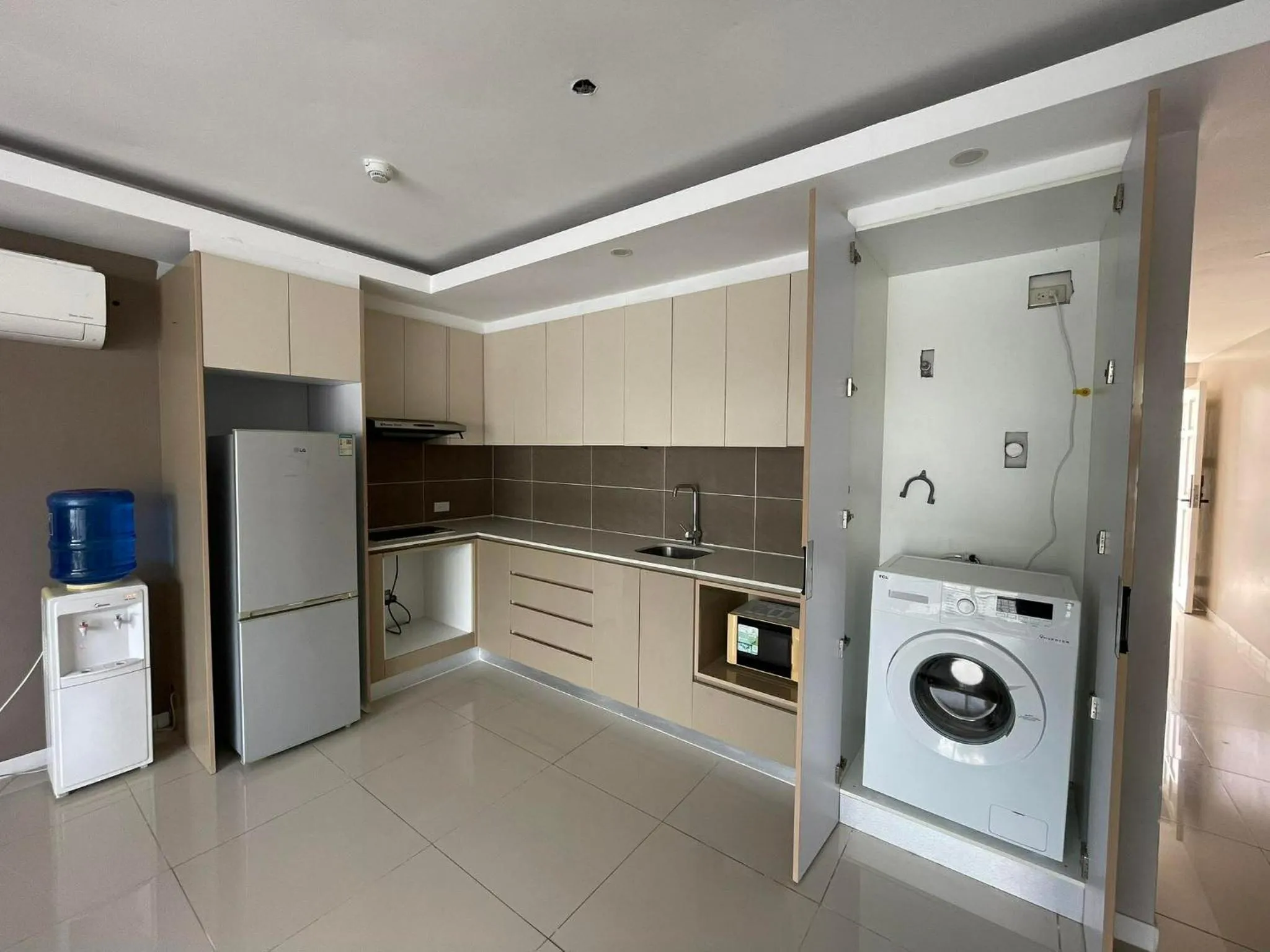 Kitchen or kitchenette in Chequers Suites Subic Bay