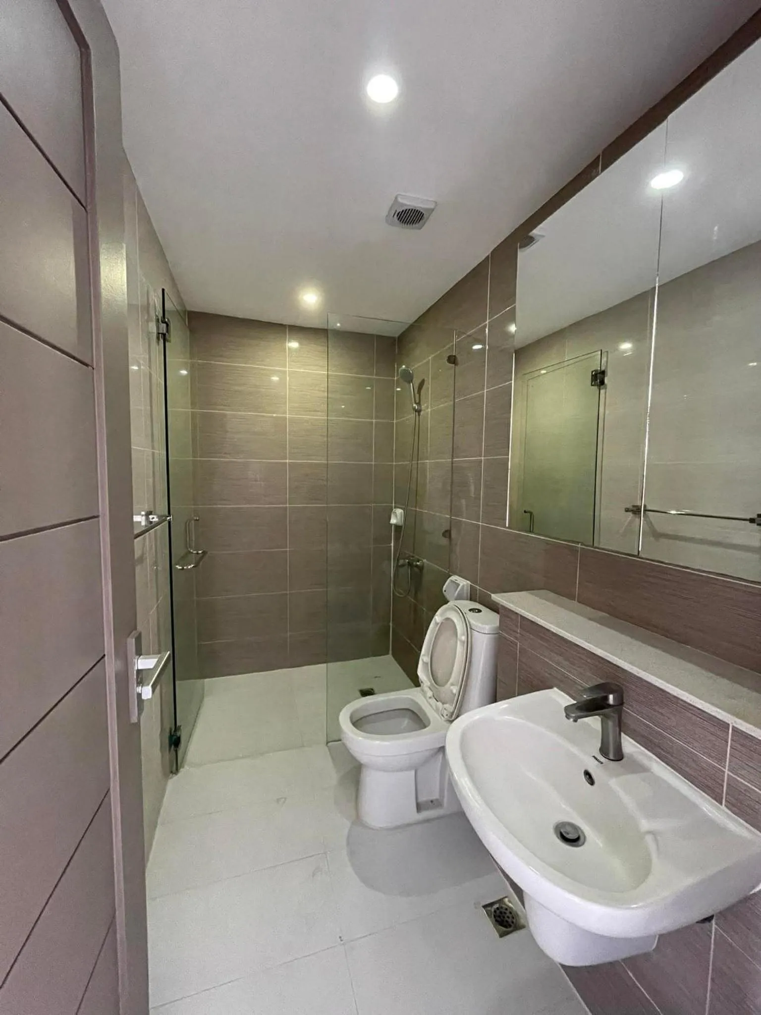 Bathroom in Chequers Suites Subic Bay