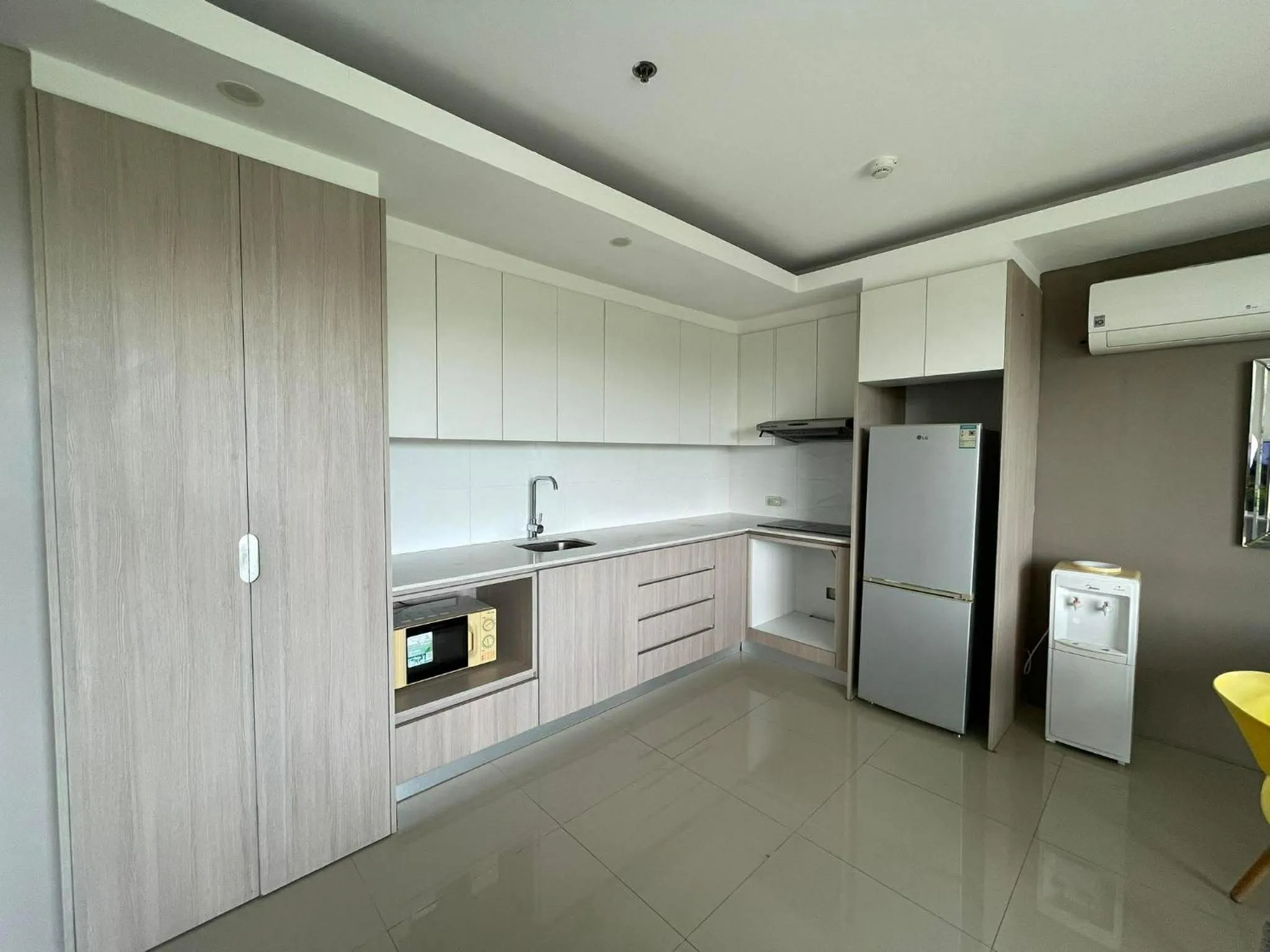 Kitchen or kitchenette in Chequers Suites Subic Bay