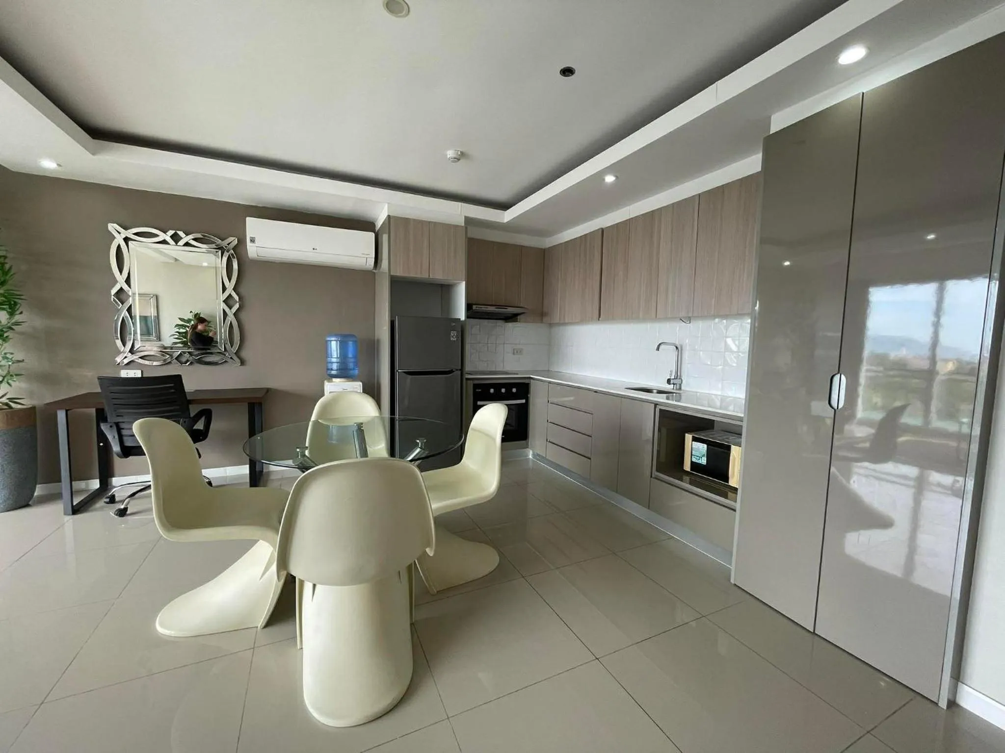 Dining area in Chequers Suites Subic Bay