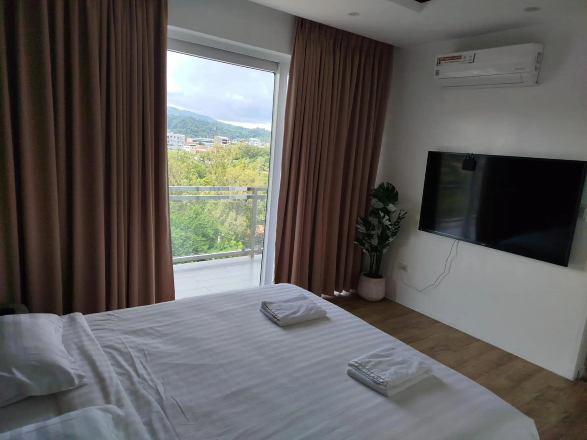 Bedroom, Bed in Chequers Suites Subic Bay