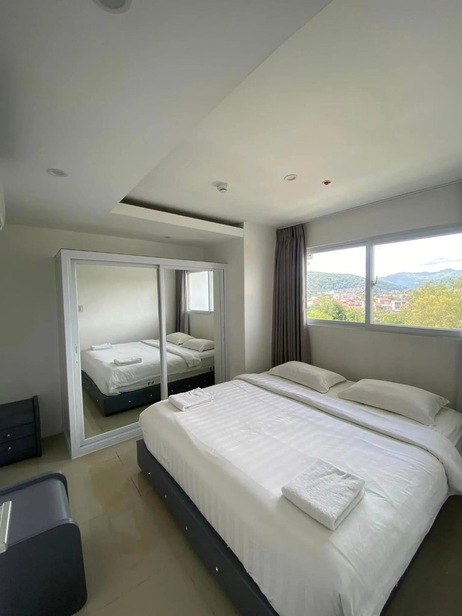 Bed in Chequers Suites Subic Bay