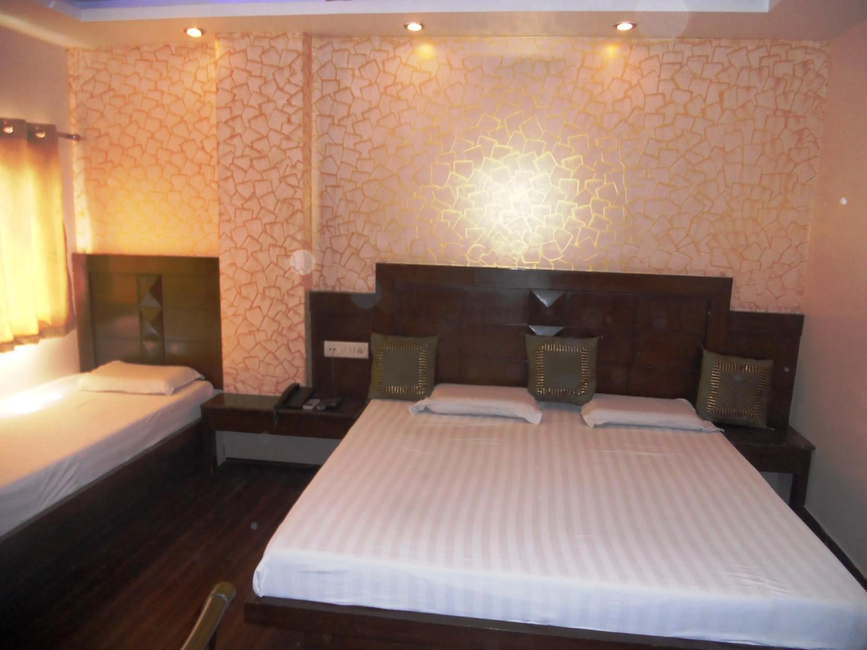 Bedroom, Bed in Amax Inn