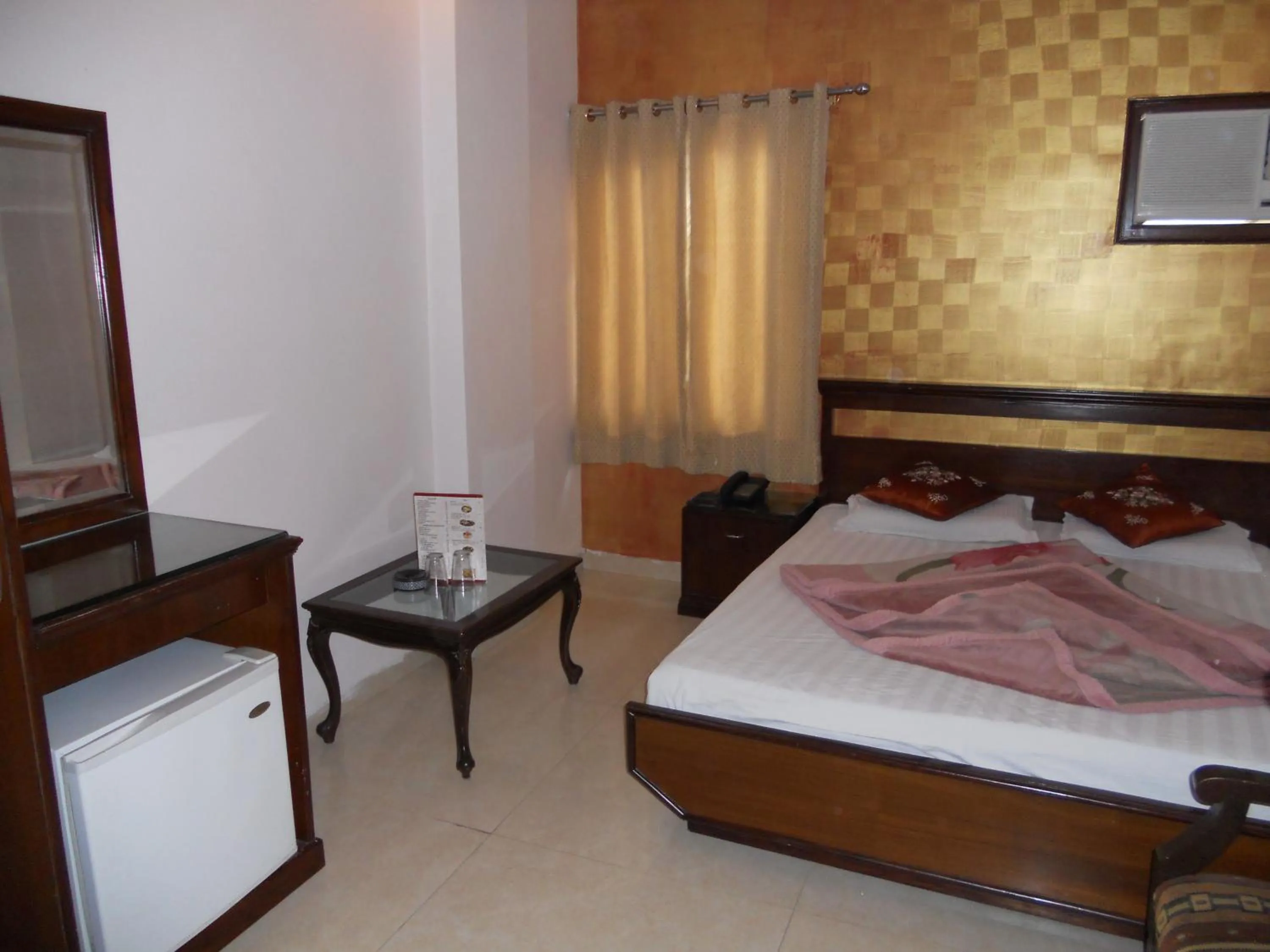 Bedroom, Bed in Amax Inn